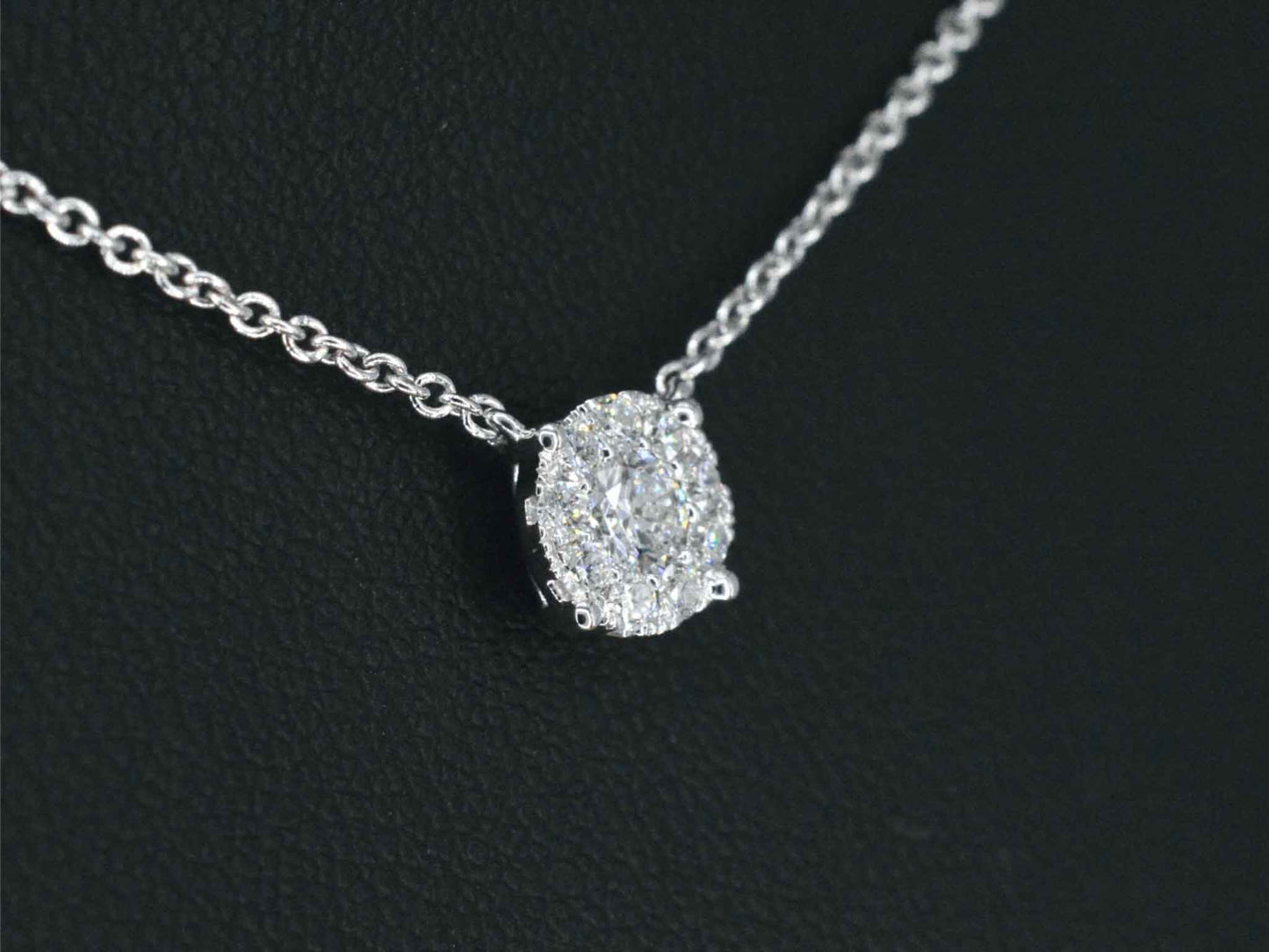 White gold necklace and pendant set with brilliant-cut diamonds