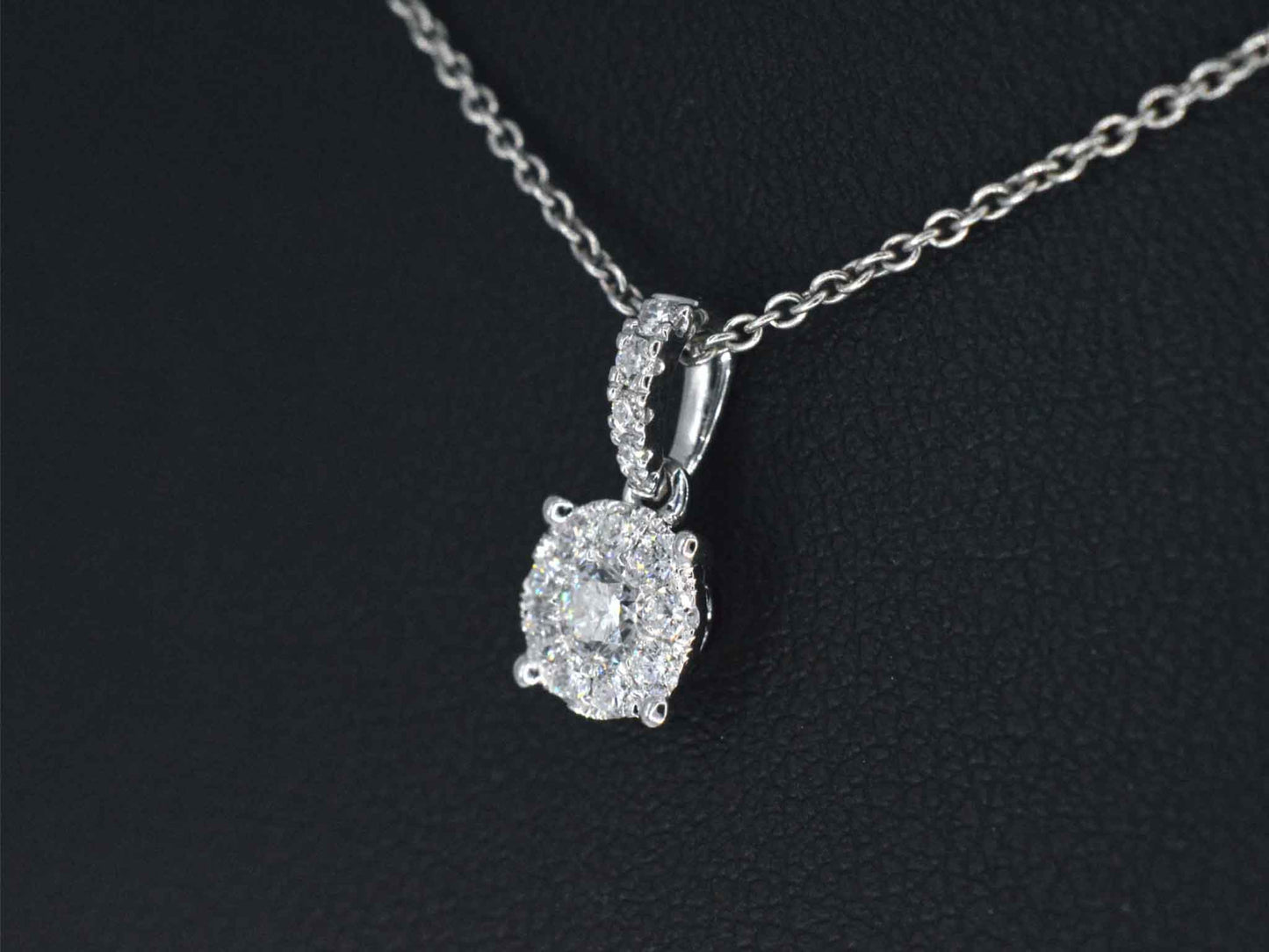 White gold entourage pendant with brilliant-cut diamonds