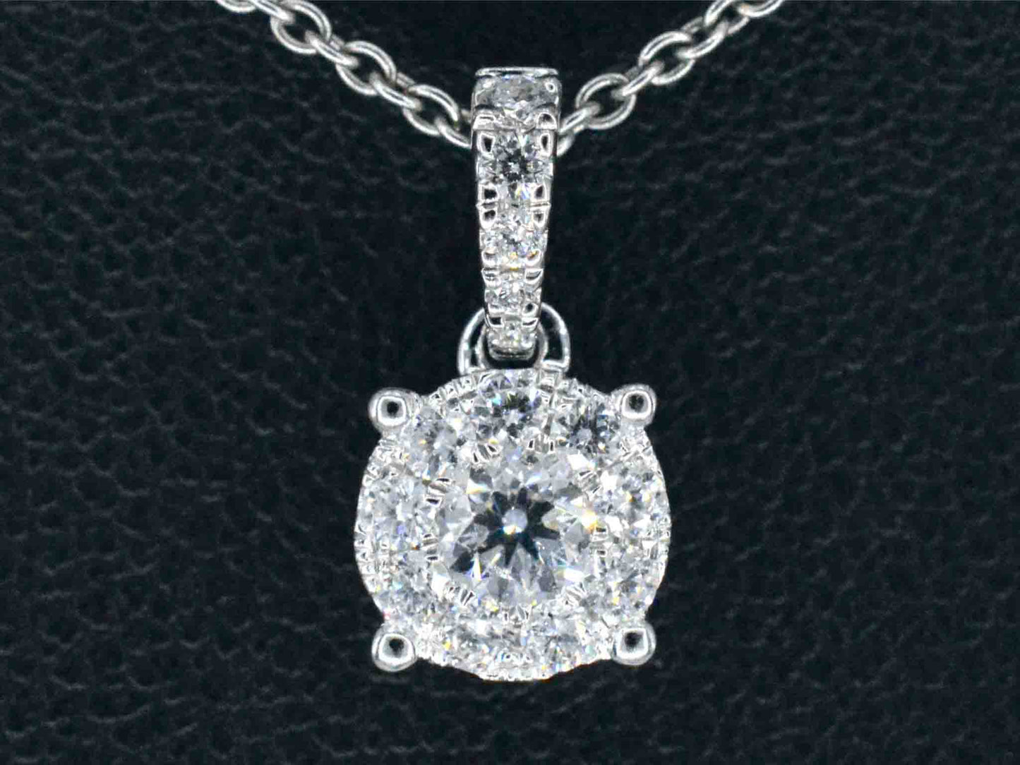 Witgouden entourage hanger met briljant geslepen diamanten