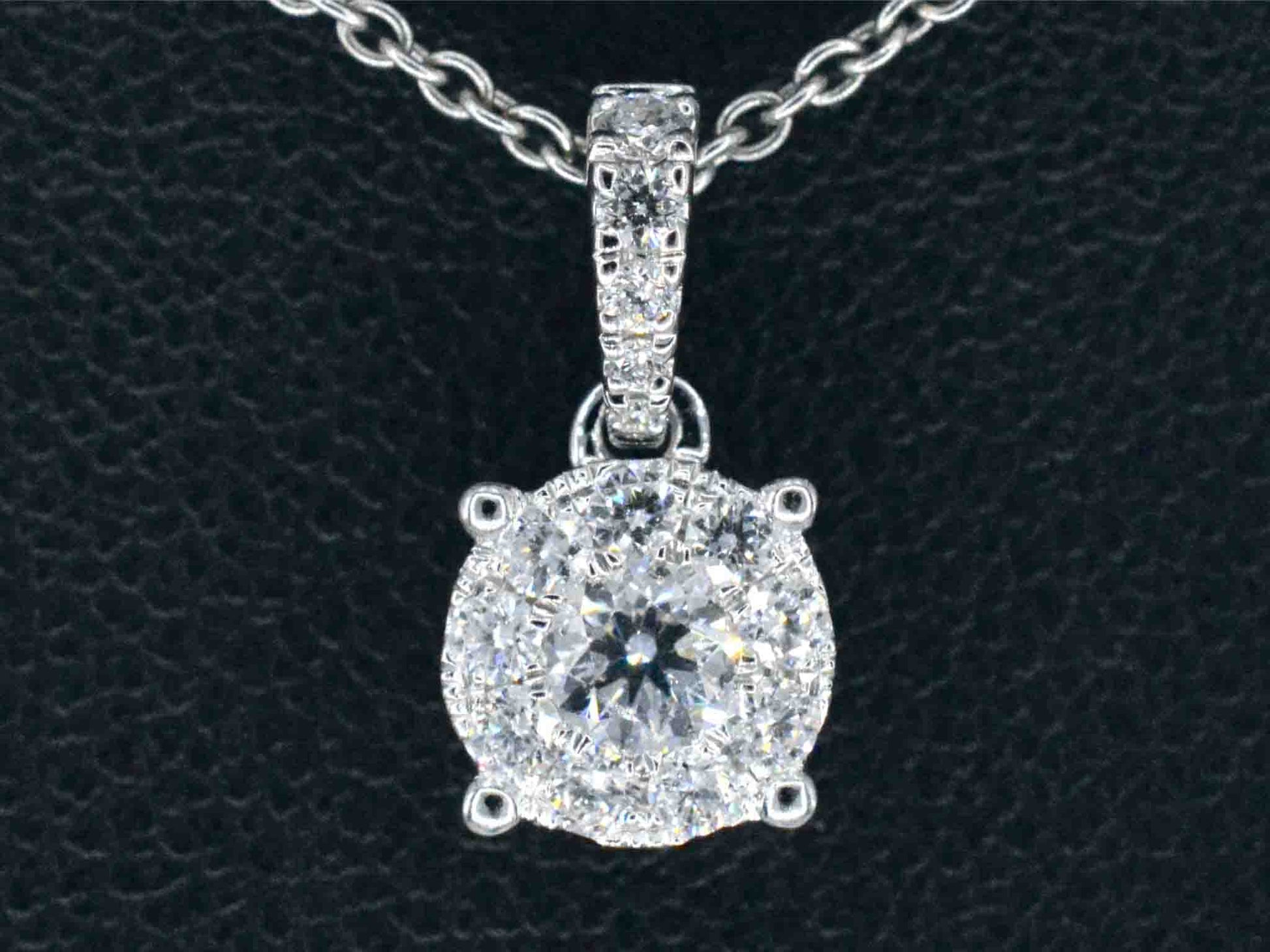 Witgouden entourage hanger met briljant geslepen diamanten