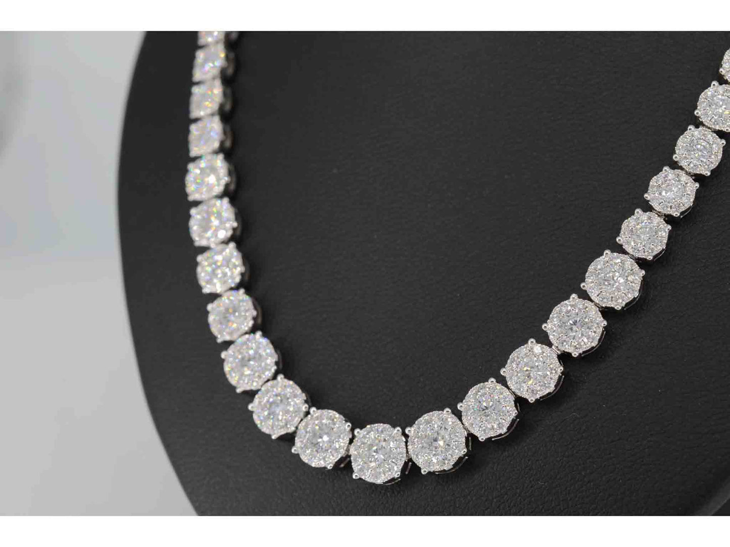 Diamond necklace with 410 brilliant-cut diamonds 7.50 carat