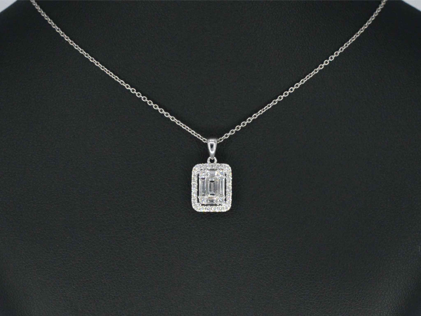 Witgouden hanger met diamanten en emerald shape in het midden