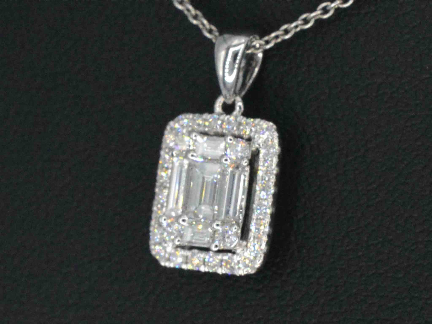 Witgouden hanger met diamanten en emerald shape in het midden