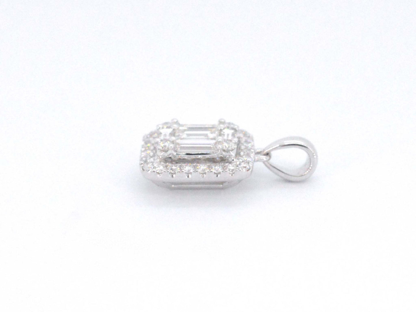 Witgouden hanger met diamanten en emerald shape in het midden