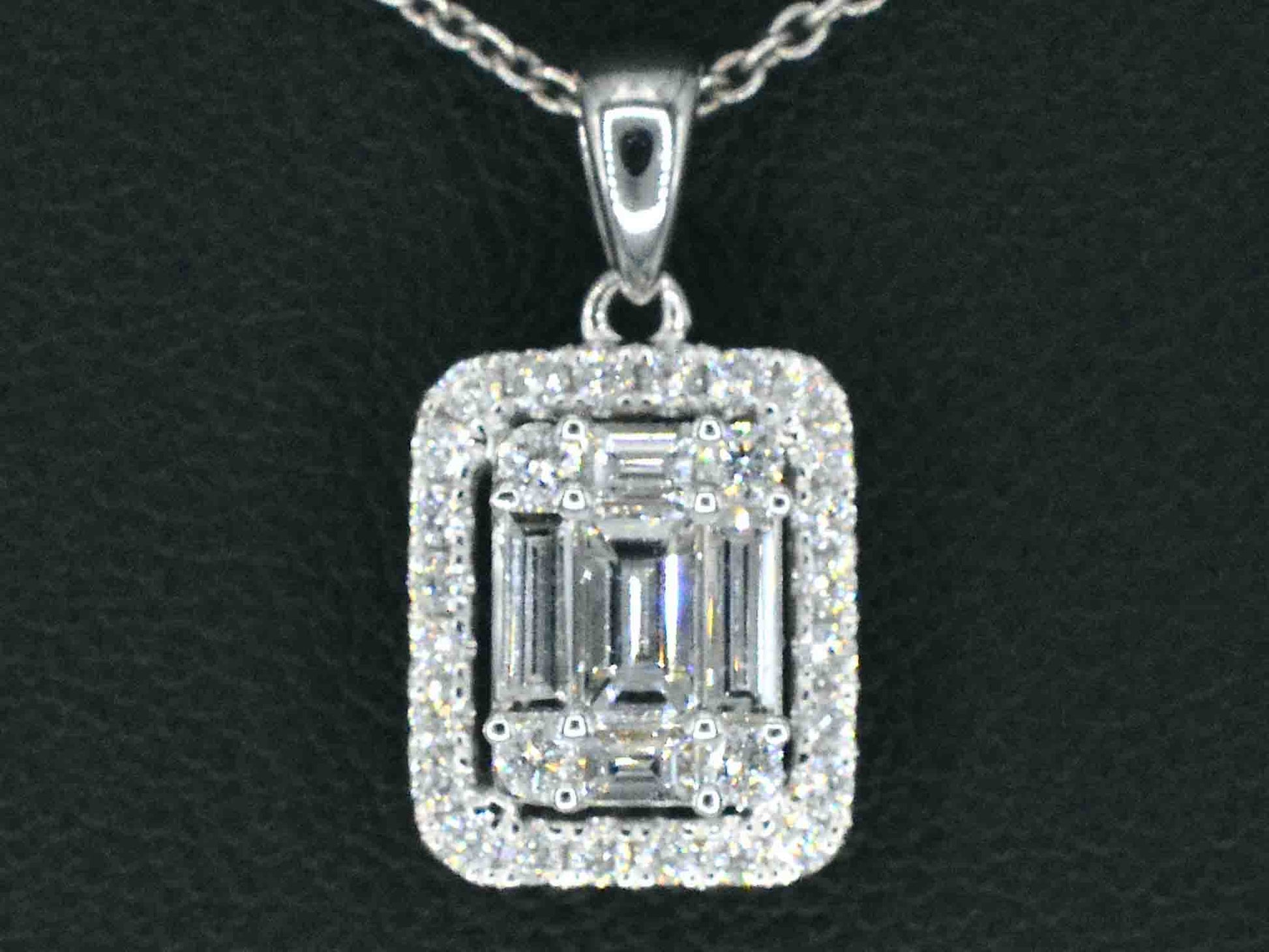 Witgouden hanger met diamanten en emerald shape in het midden