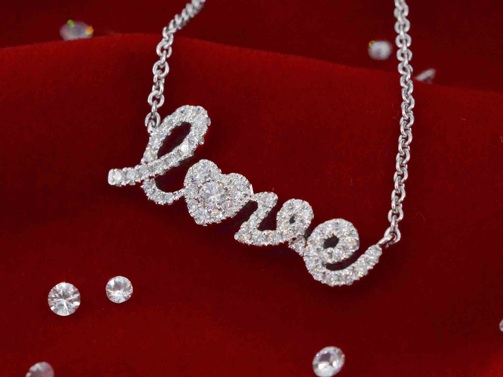Witgouden 'love' collier met diamanten