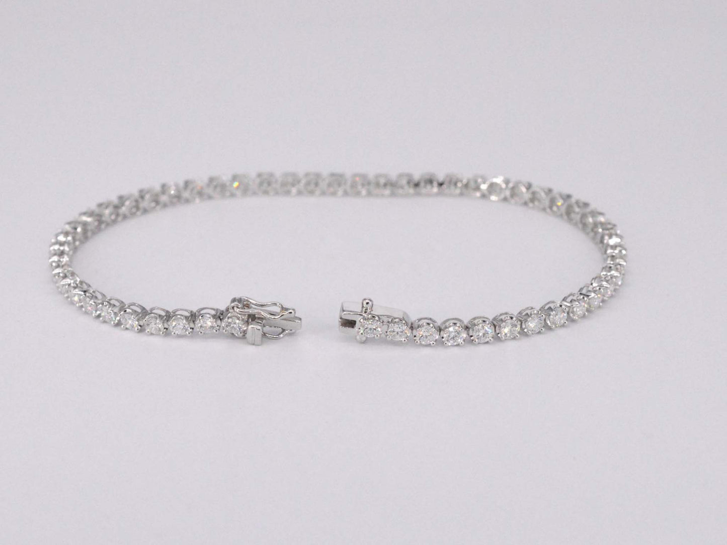 Tennis bracelet with 3.00 carat diamonds