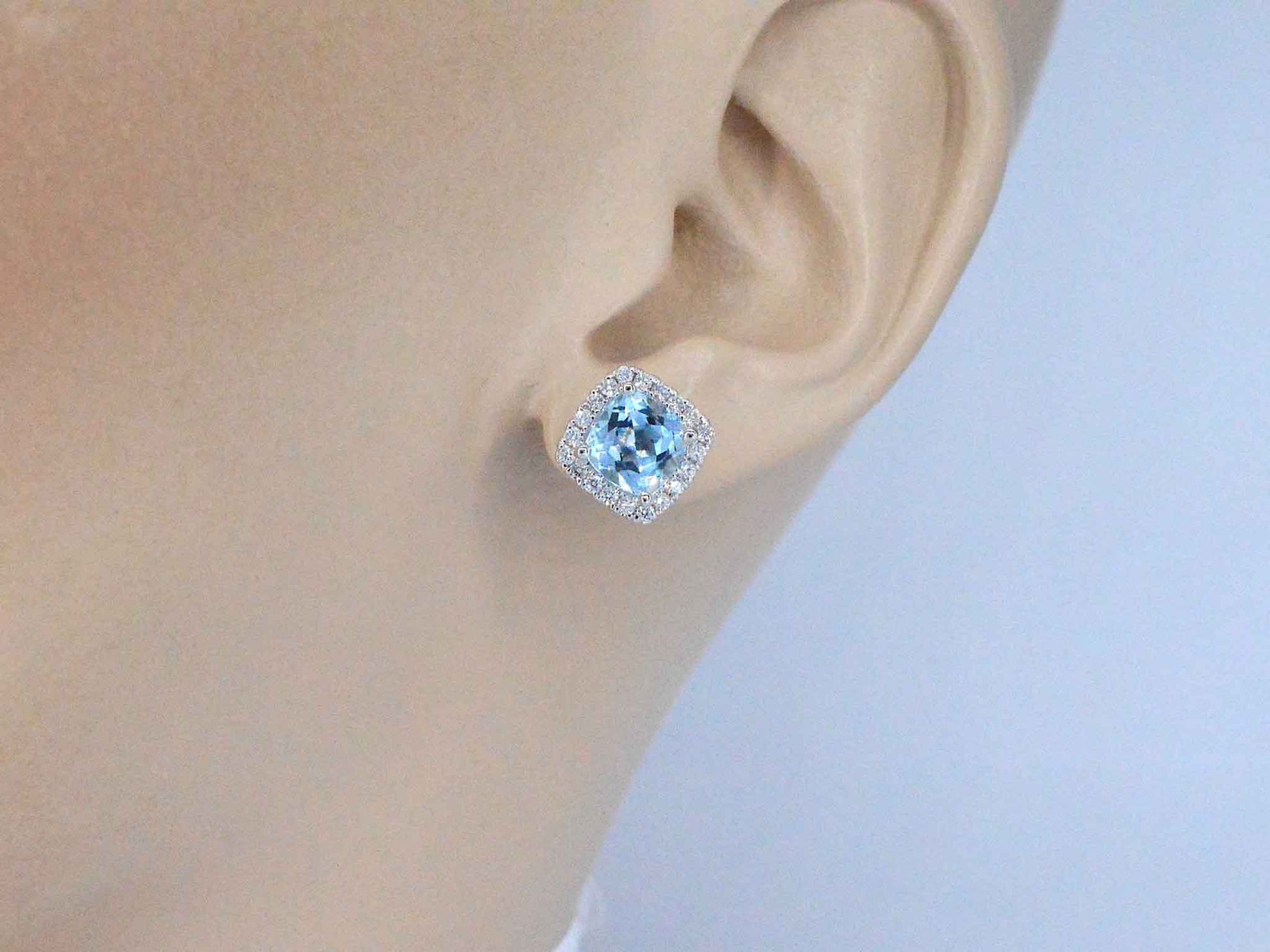 Witgouden entourage oorbellen met grote topazen en diamanten 1130-1