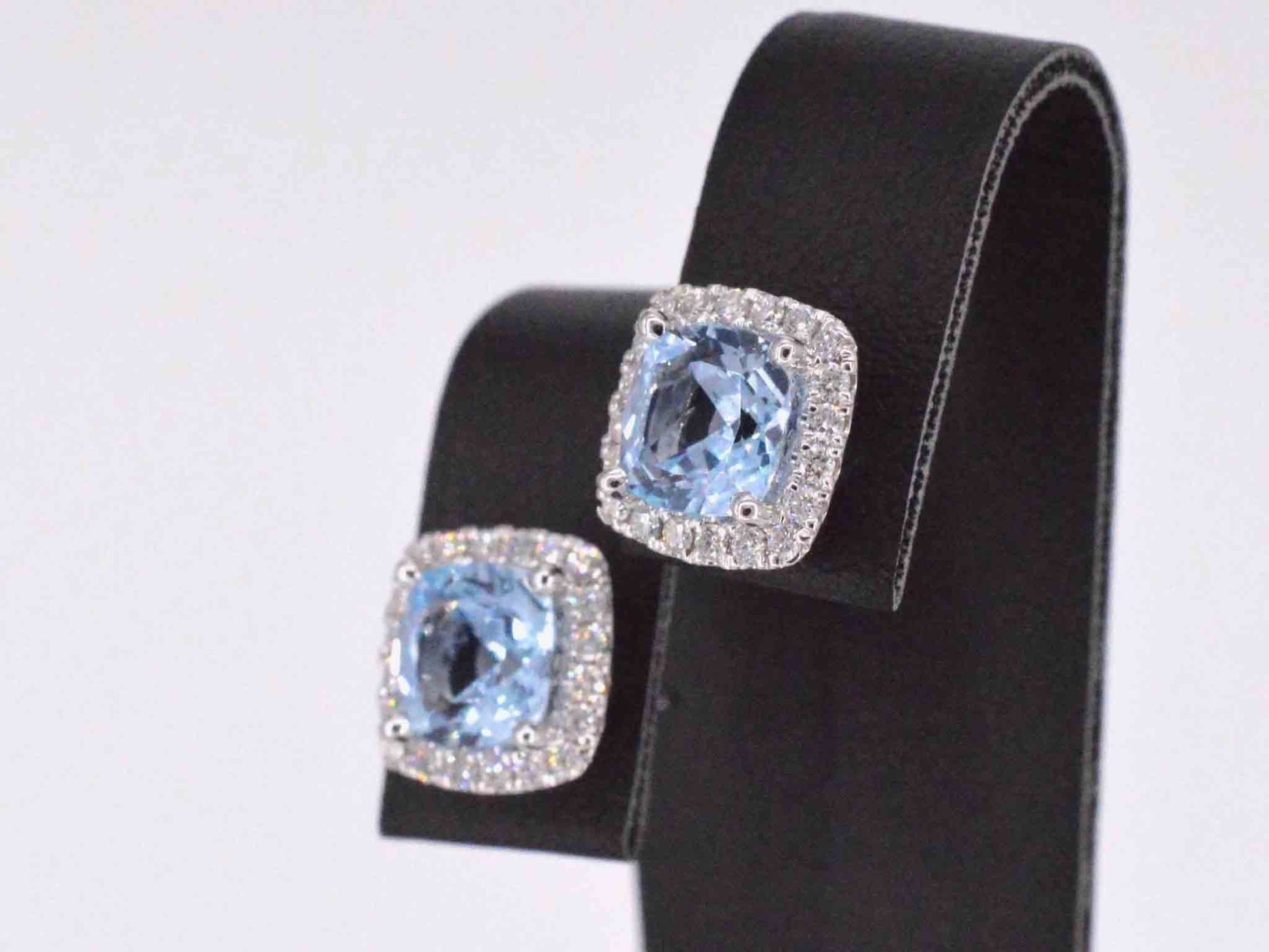 Witgouden entourage oorbellen met grote topazen en diamanten 1130-2