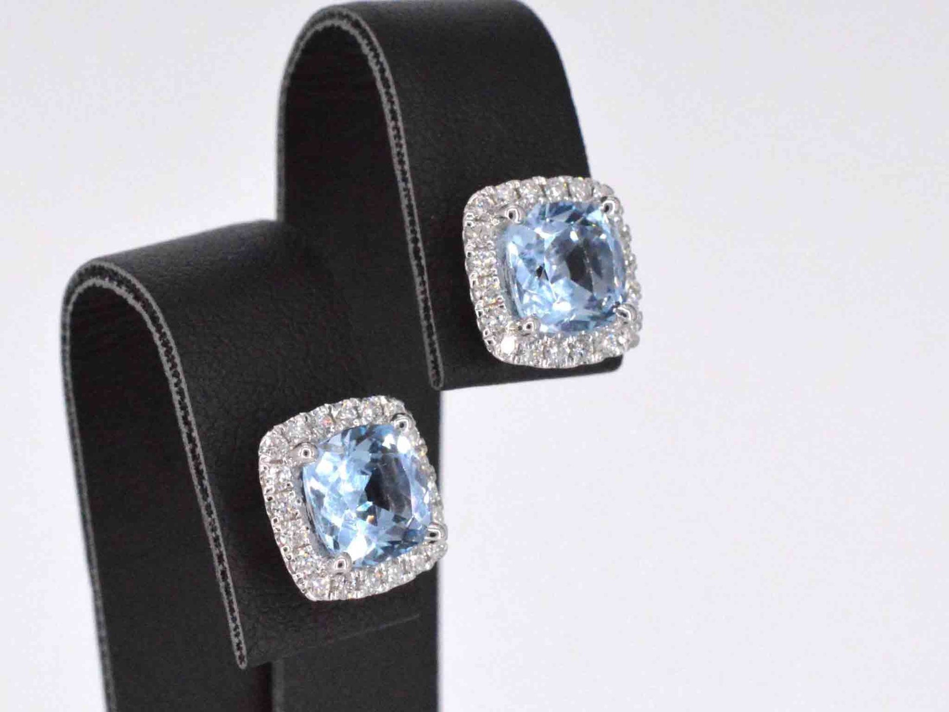 Witgouden entourage oorbellen met grote topazen en diamanten 1130-3