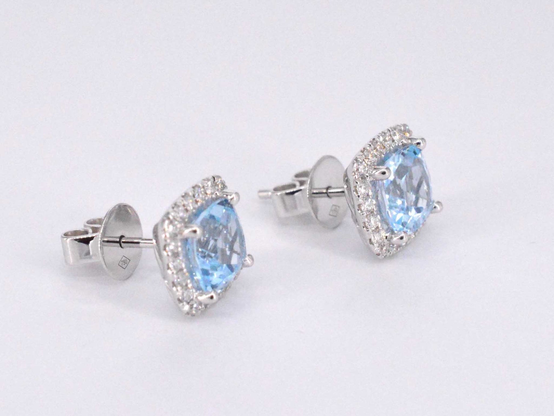 Witgouden entourage oorbellen met grote topazen en diamanten 1130-5