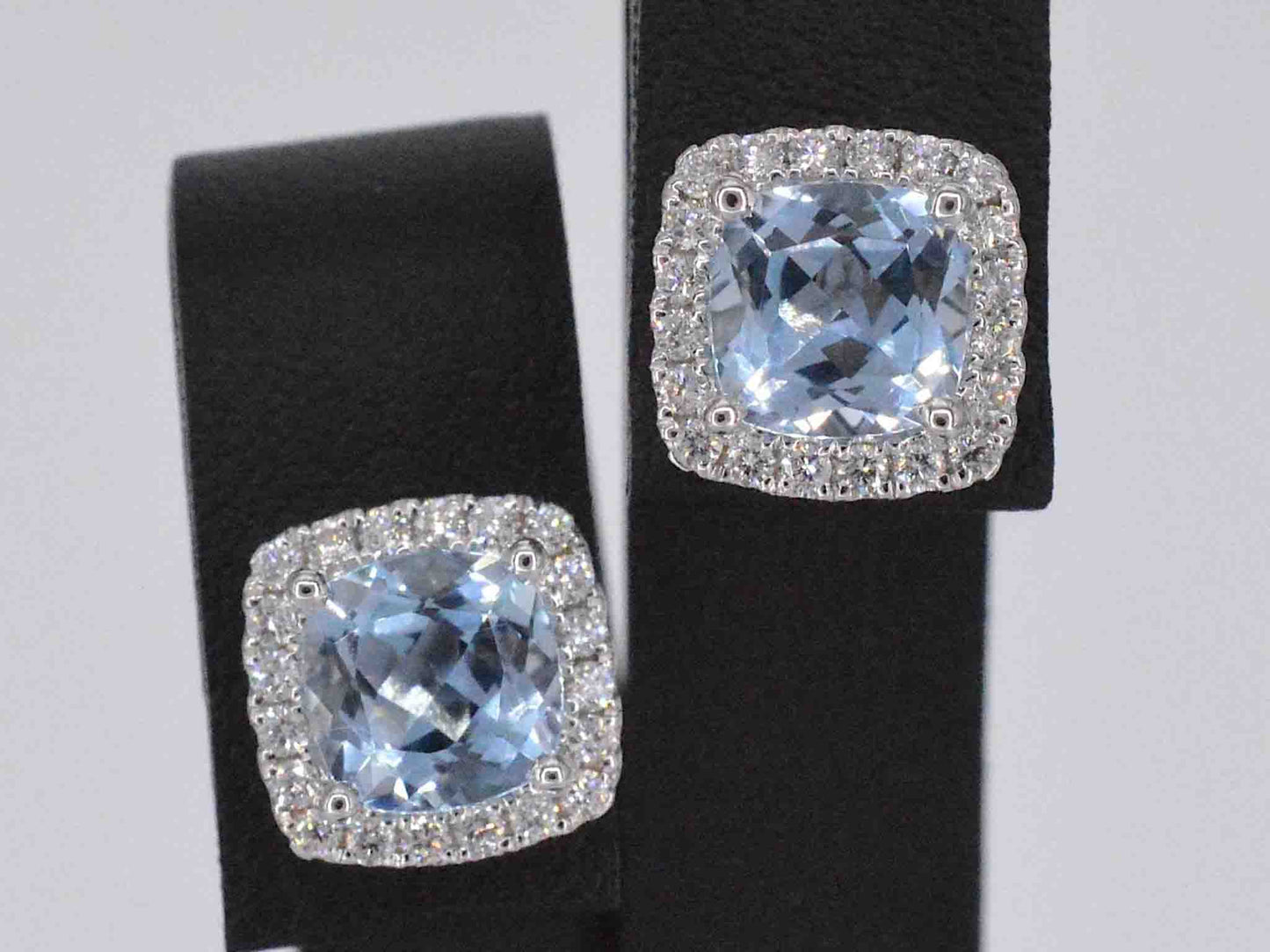 Witgouden entourage oorbellen met grote topazen en diamanten 1130-7