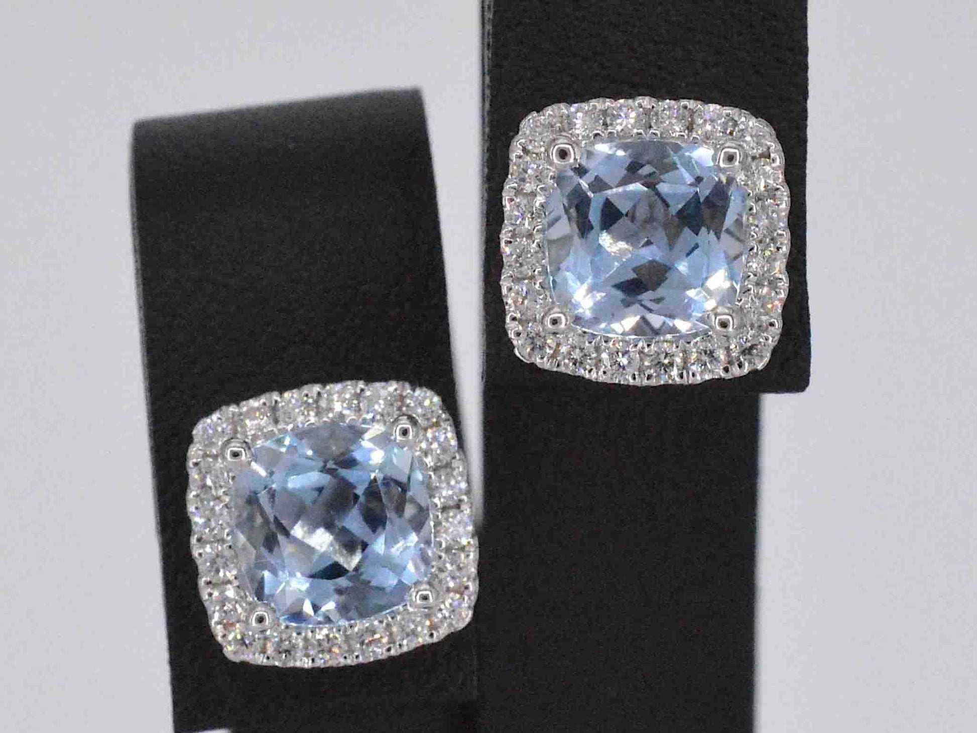 Witgouden entourage oorbellen met grote topazen en diamanten 1130-7