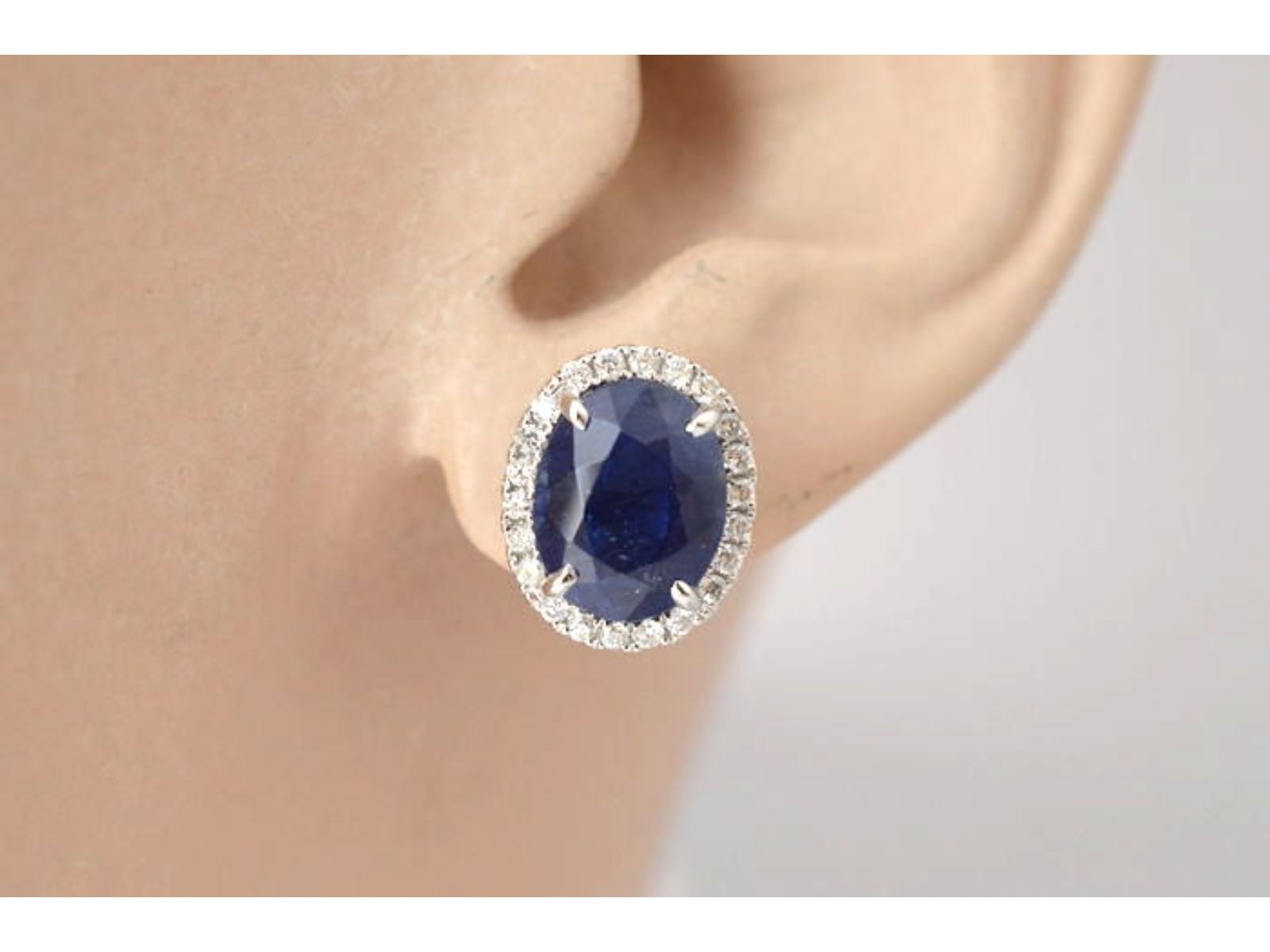 Witgouden entourage oorbellen met diamanten en saffier 1132-1