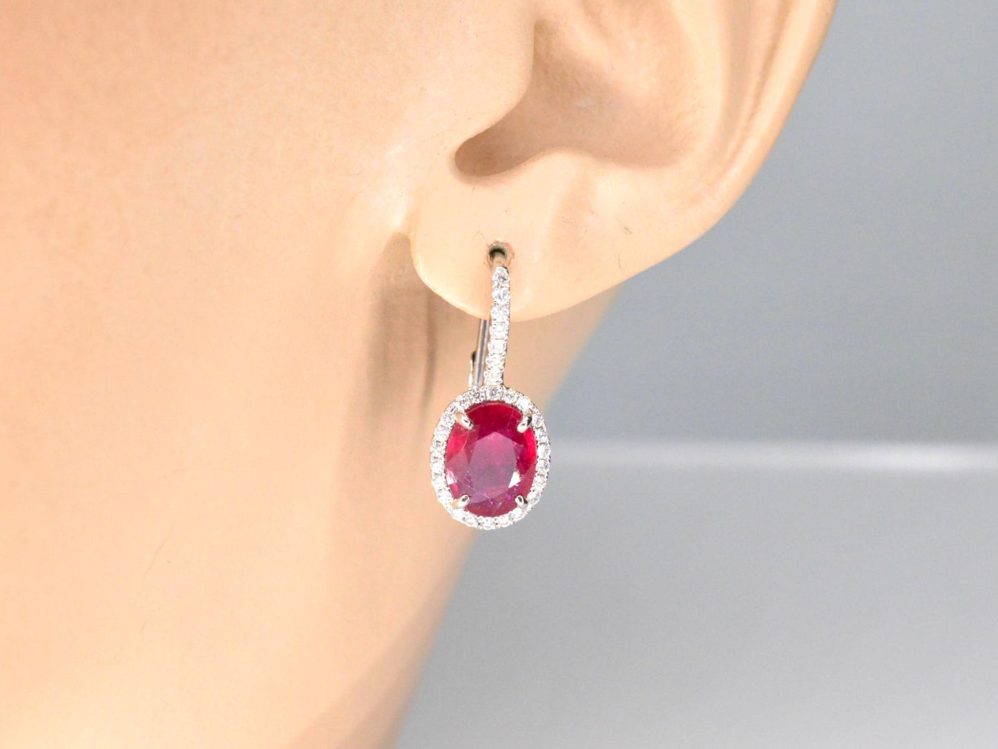 Witgouden entourage oorbellen met diamanten en robijn