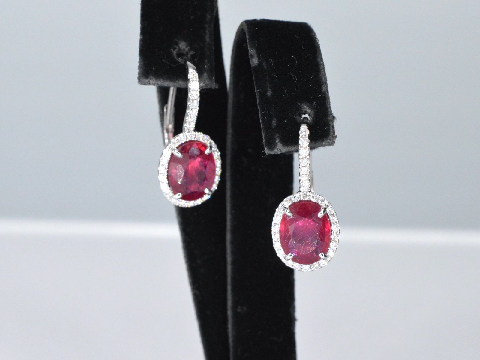 Witgouden entourage oorbellen met diamanten en robijn 1133-1