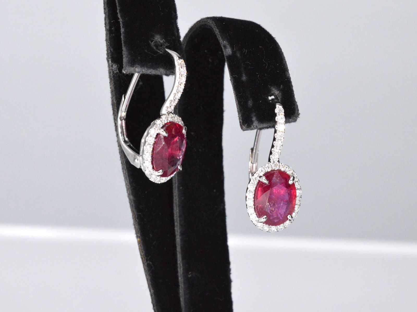 Witgouden entourage oorbellen met diamanten en robijn 1133-2