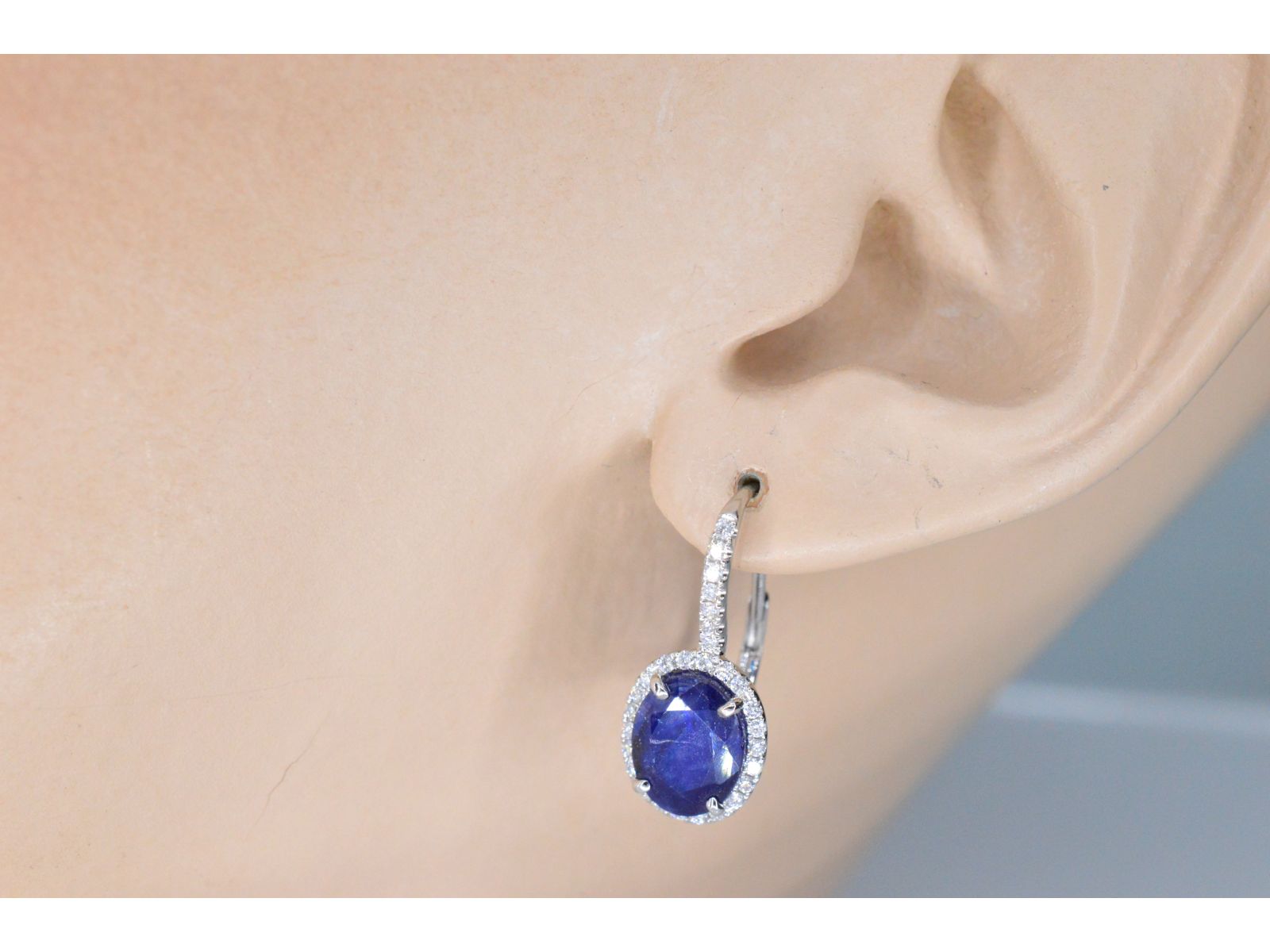 Witgouden entourage oorbellen met diamanten en saffier