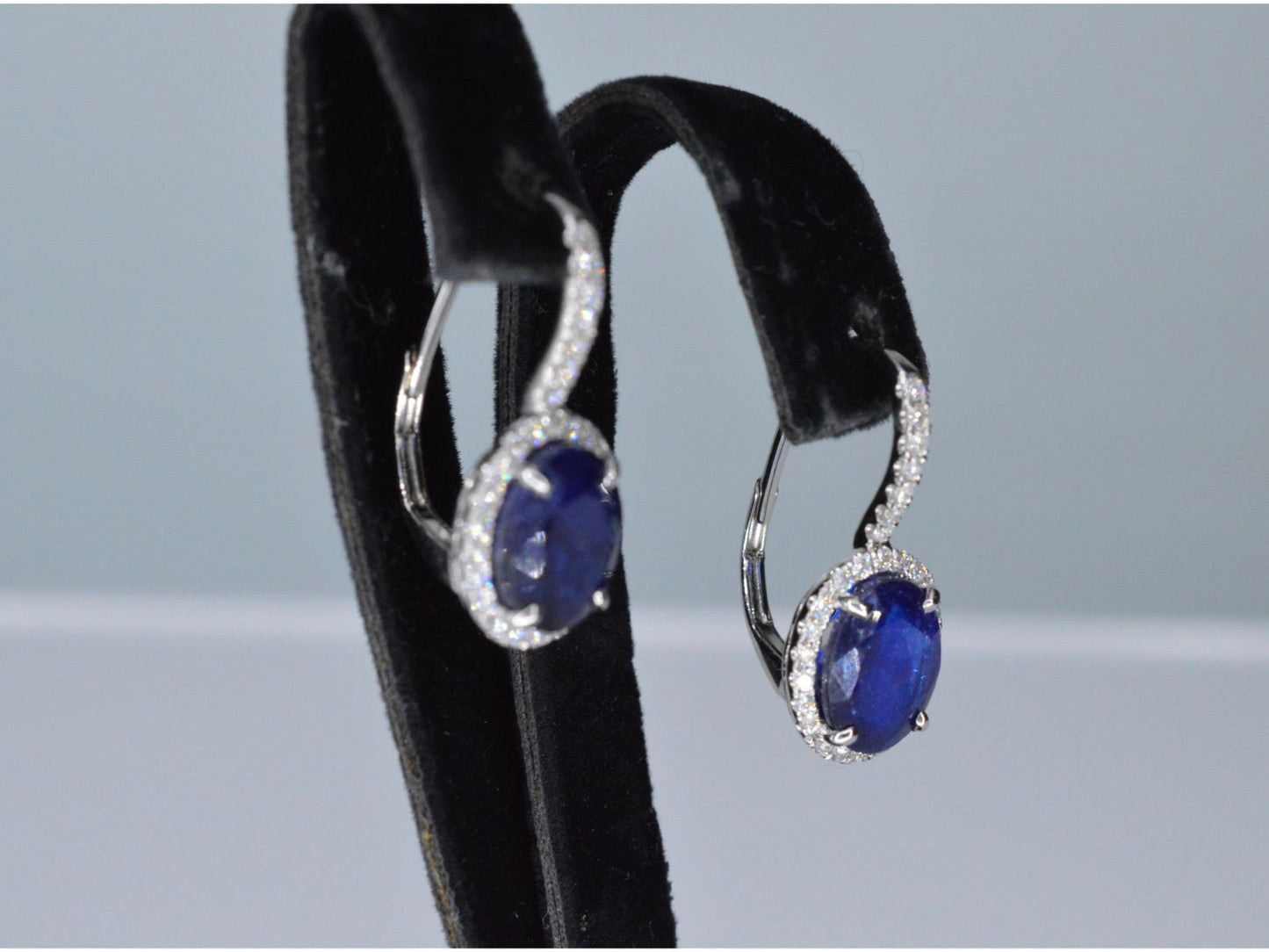 Witgouden entourage oorbellen met diamanten en saffier 1134-2