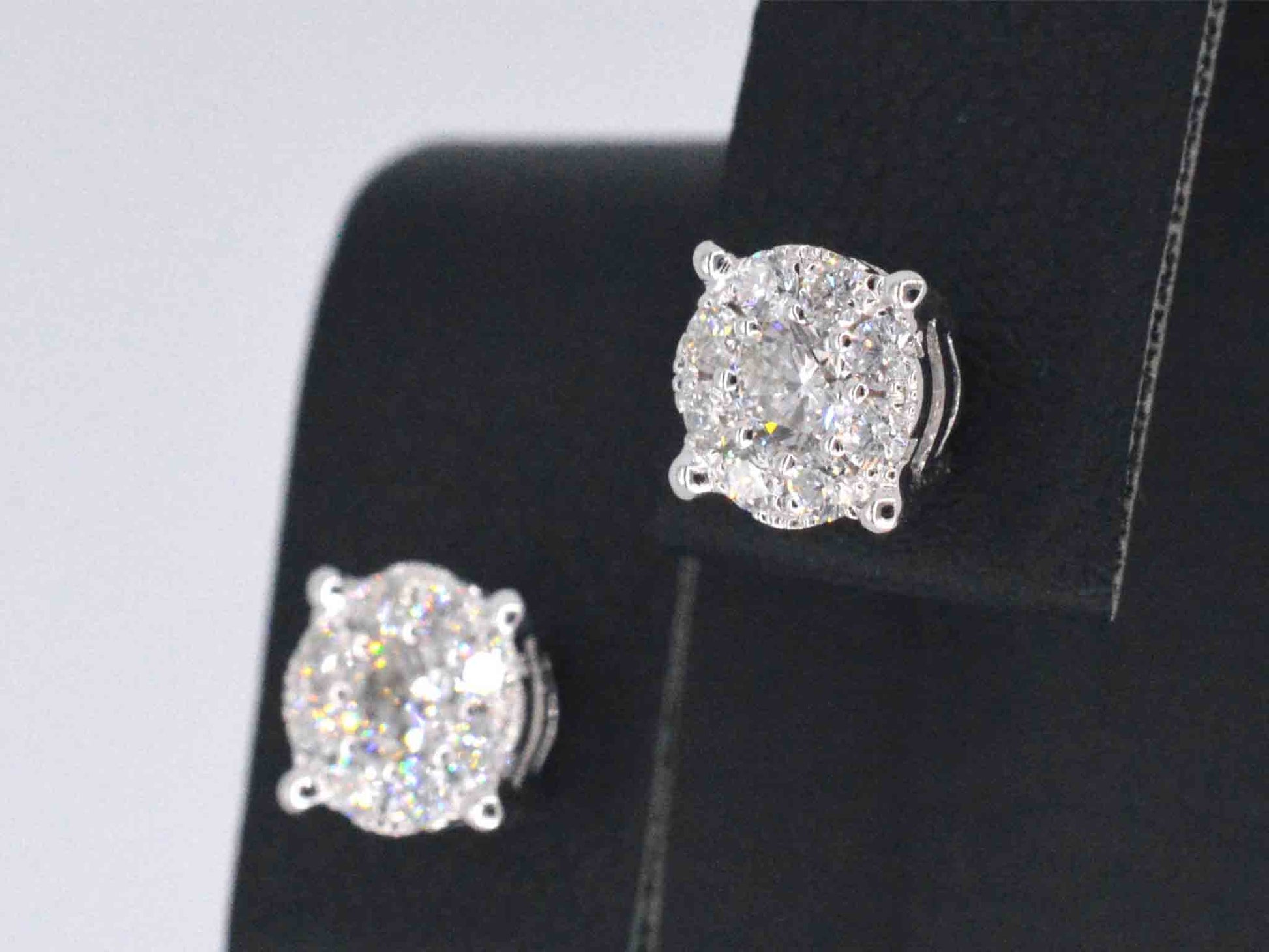 Witgouden entourage oorbellen met diamanten 1135-1