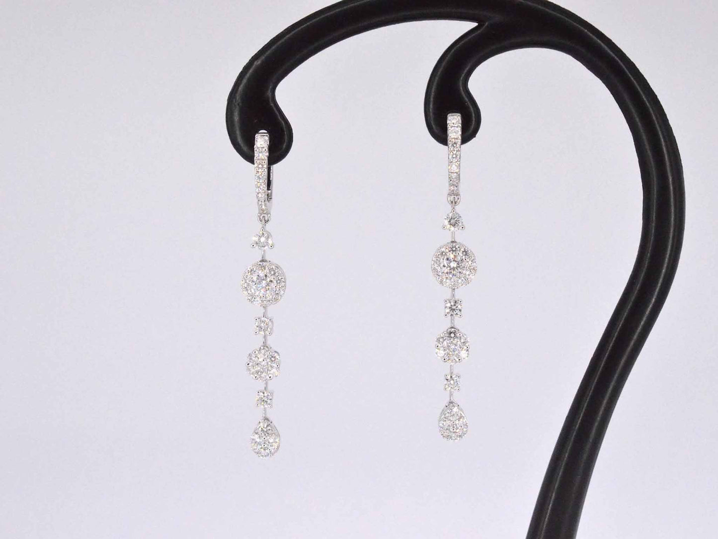 White gold earrings with brilliant-cut diamonds