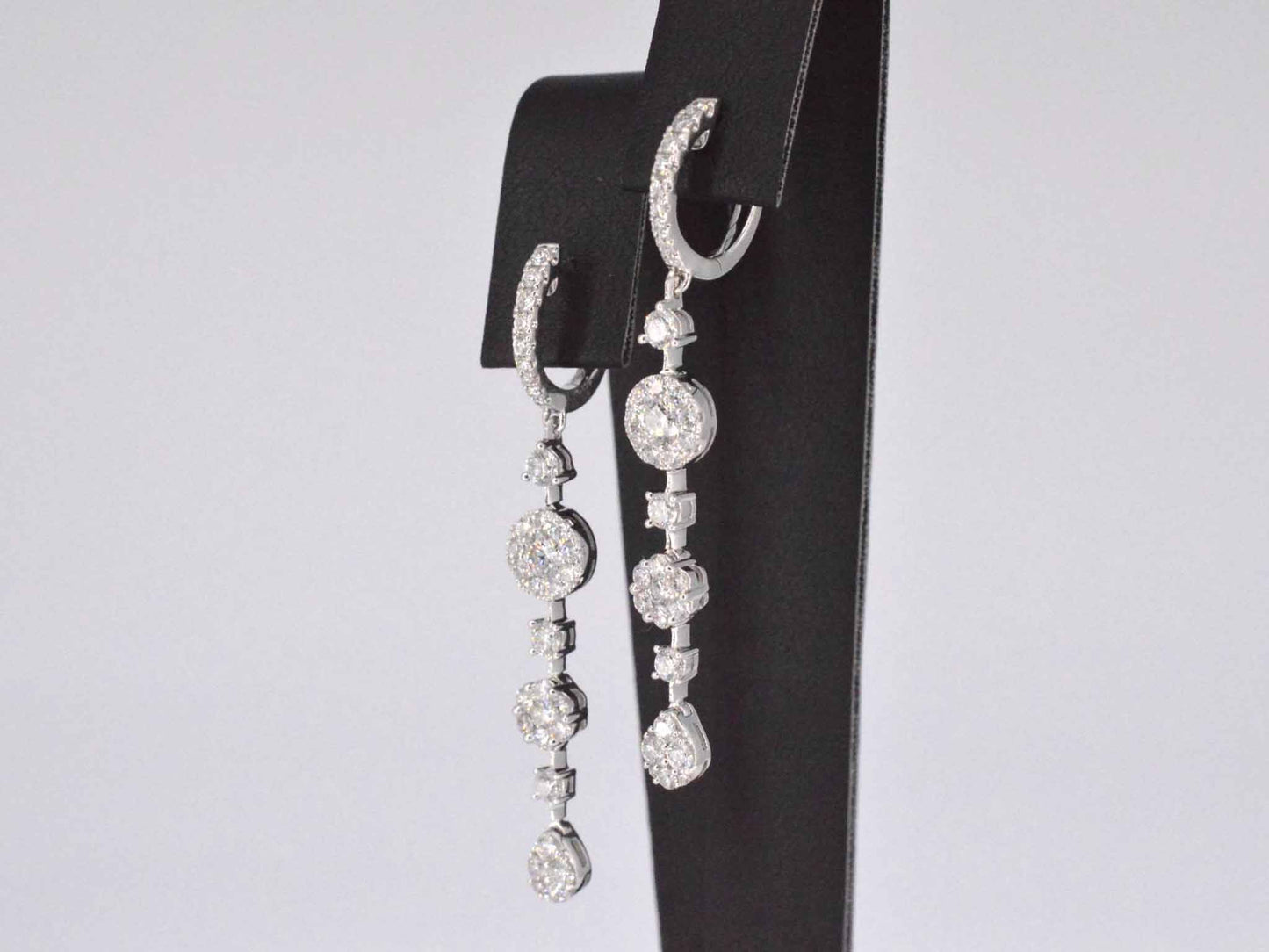 White gold earrings with brilliant-cut diamonds