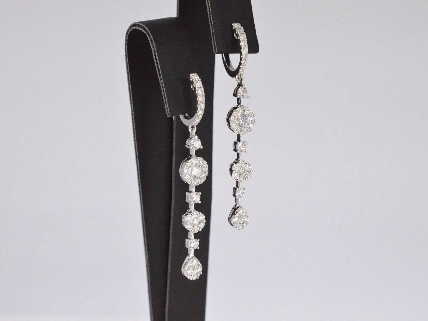 Witgouden oorhangers met briljant geslepen diamanten