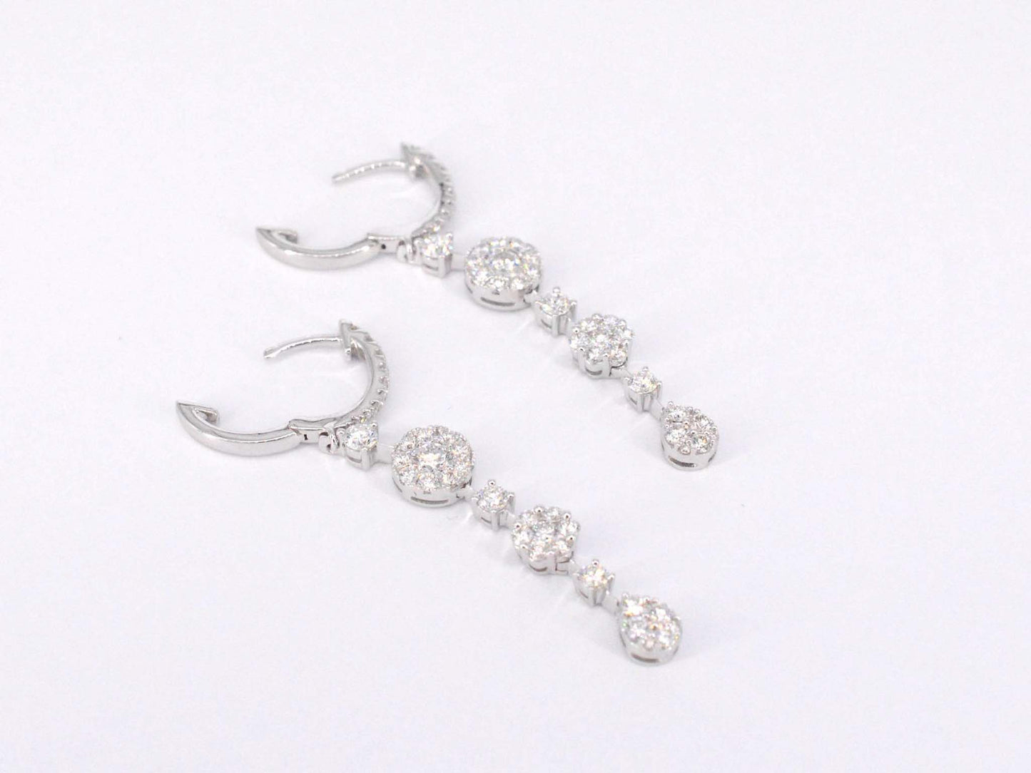White gold earrings with brilliant-cut diamonds