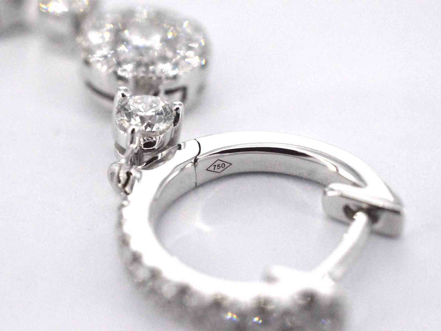 White gold earrings with brilliant-cut diamonds