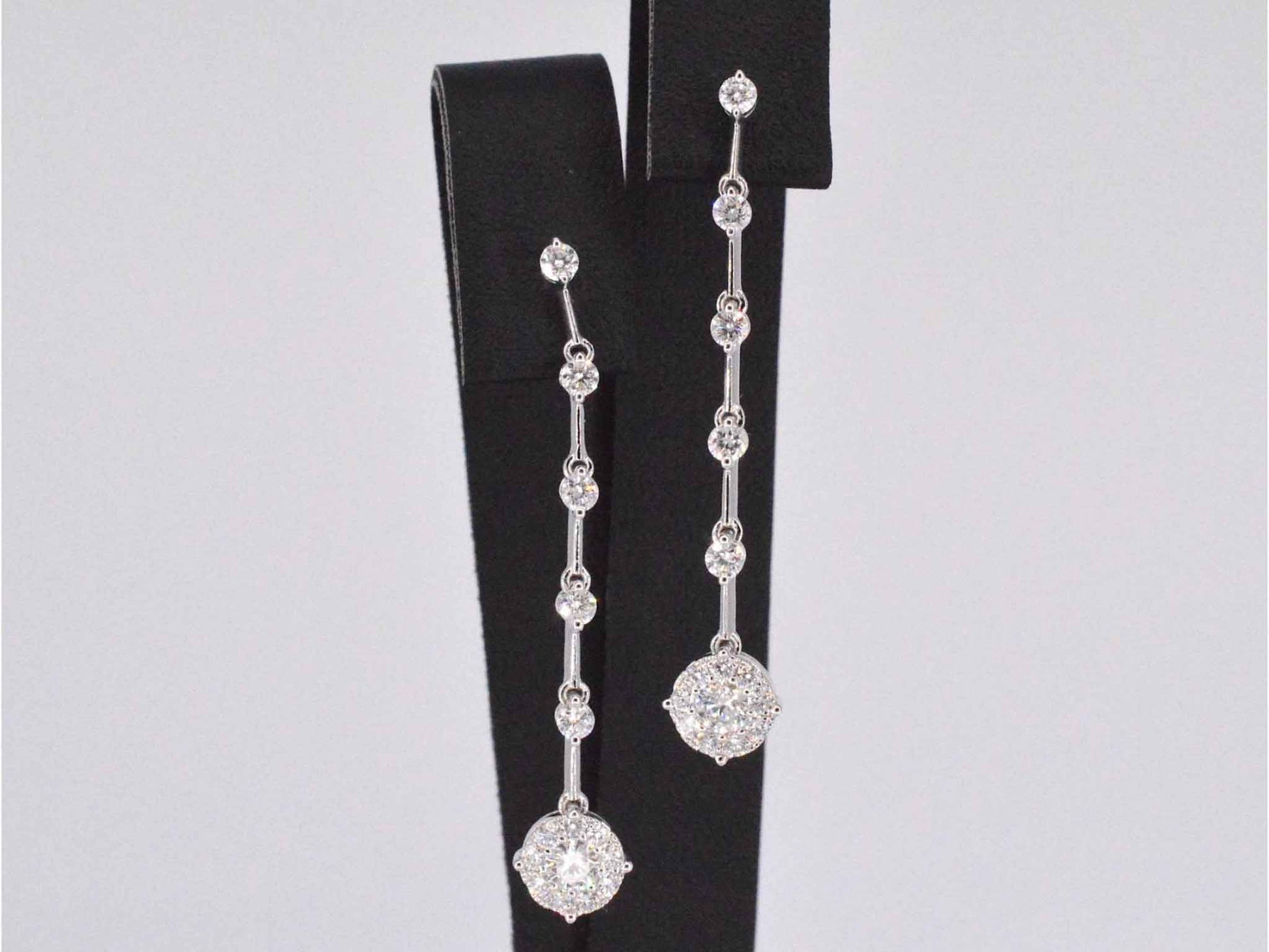 Witgouden oorhangers met diamanten