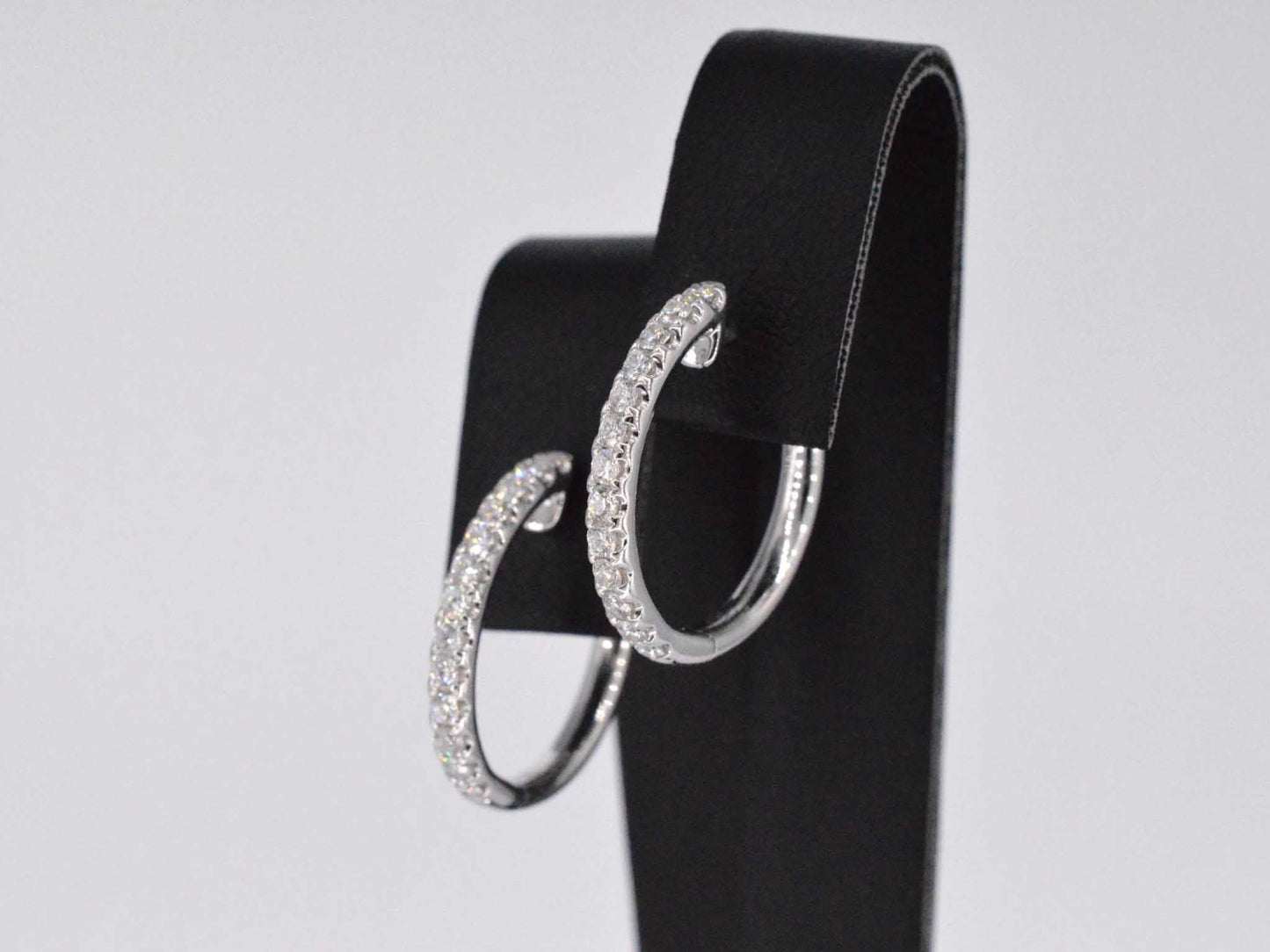 Witgouden oorhangers met 26 diamanten