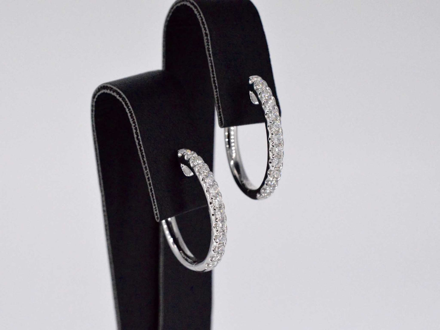 Witgouden oorhangers met 26 diamanten