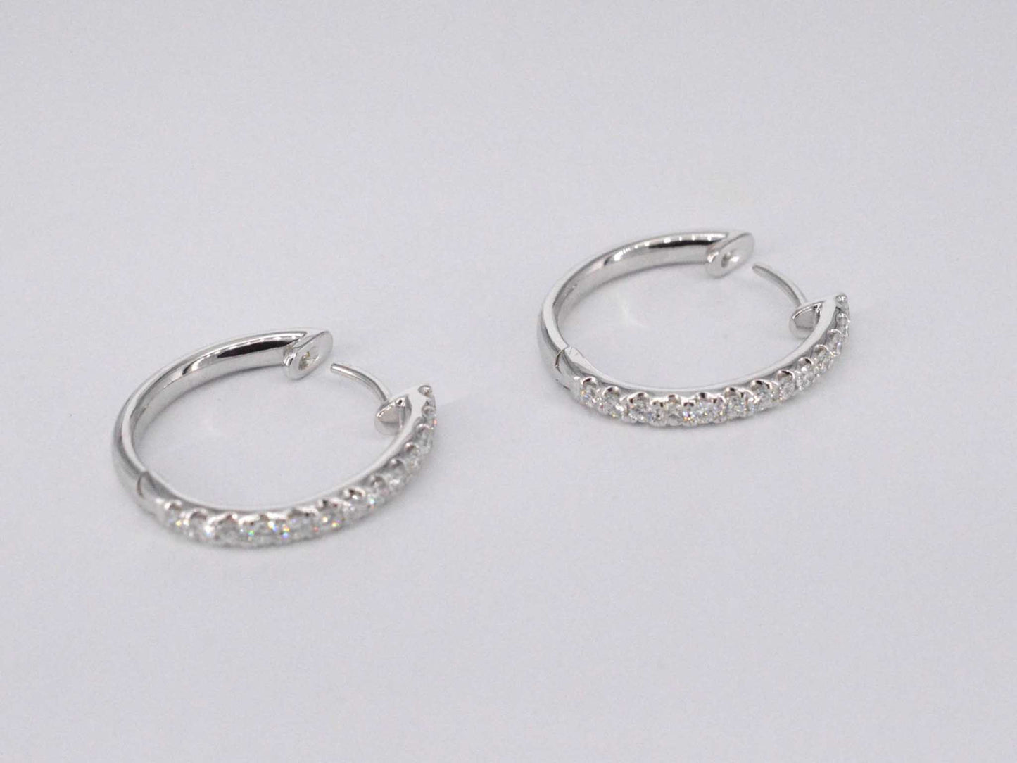 Witgouden oorhangers met 26 diamanten