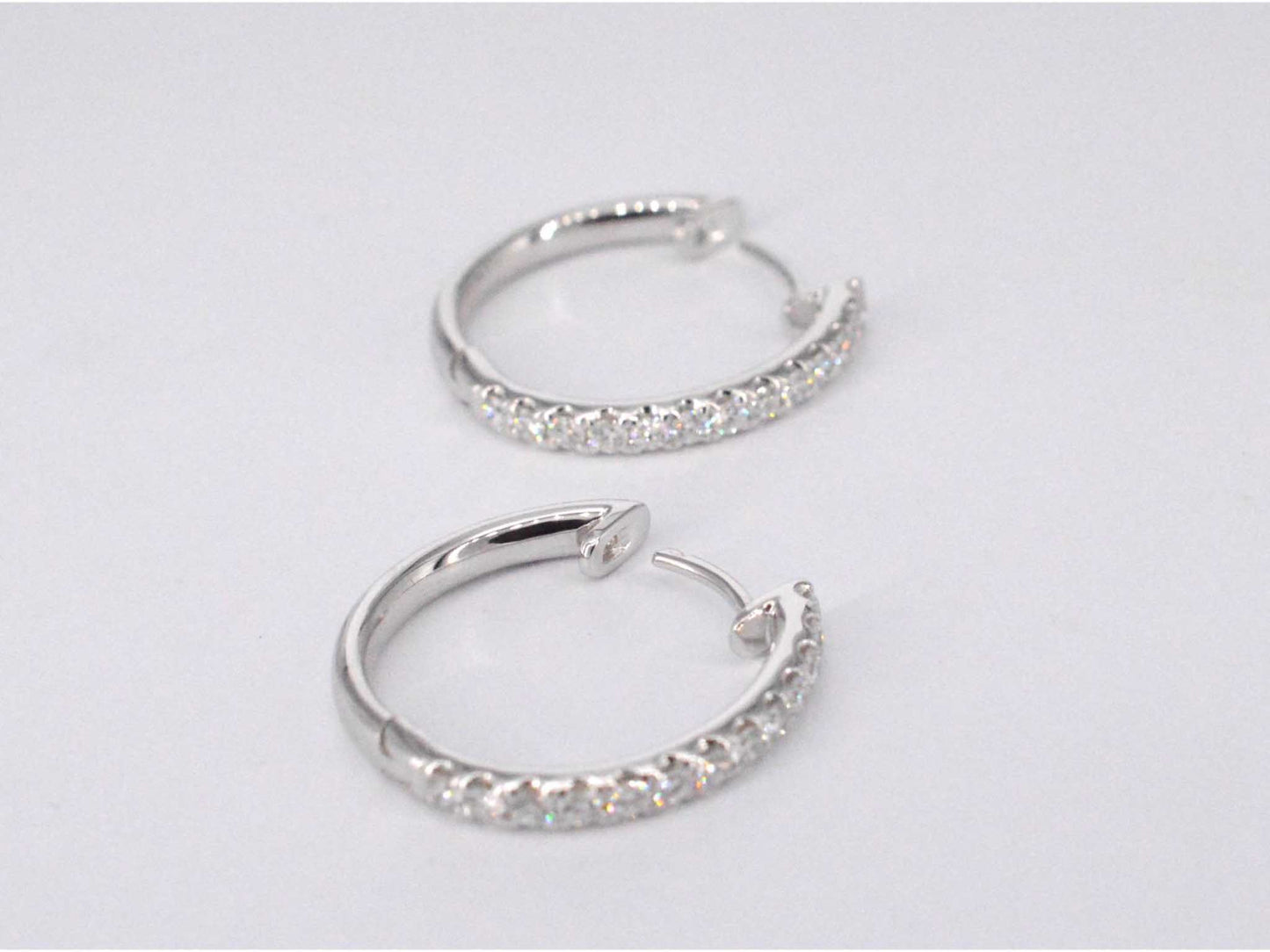 Witgouden oorhangers met 26 diamanten