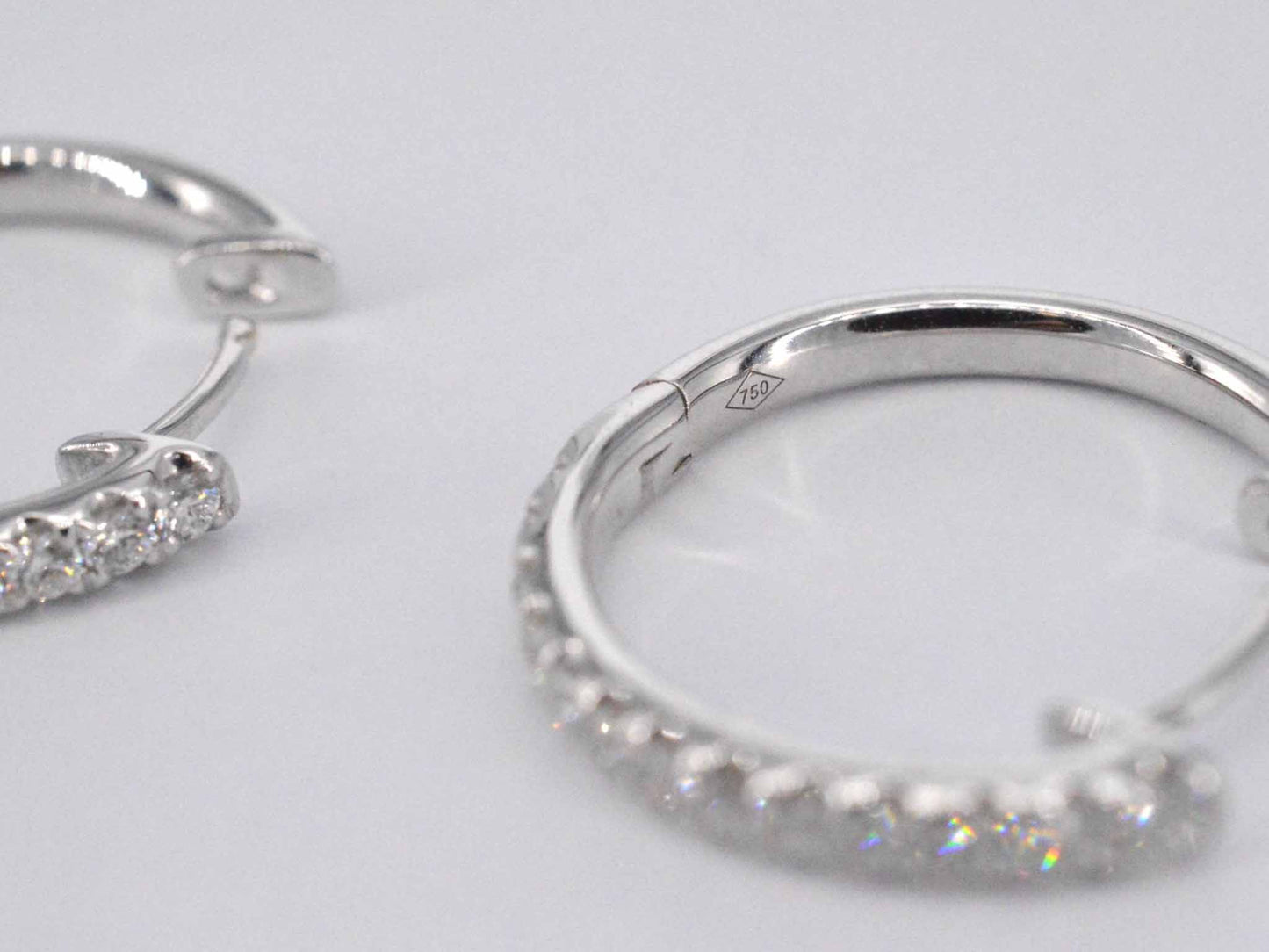 Witgouden oorhangers met 26 diamanten