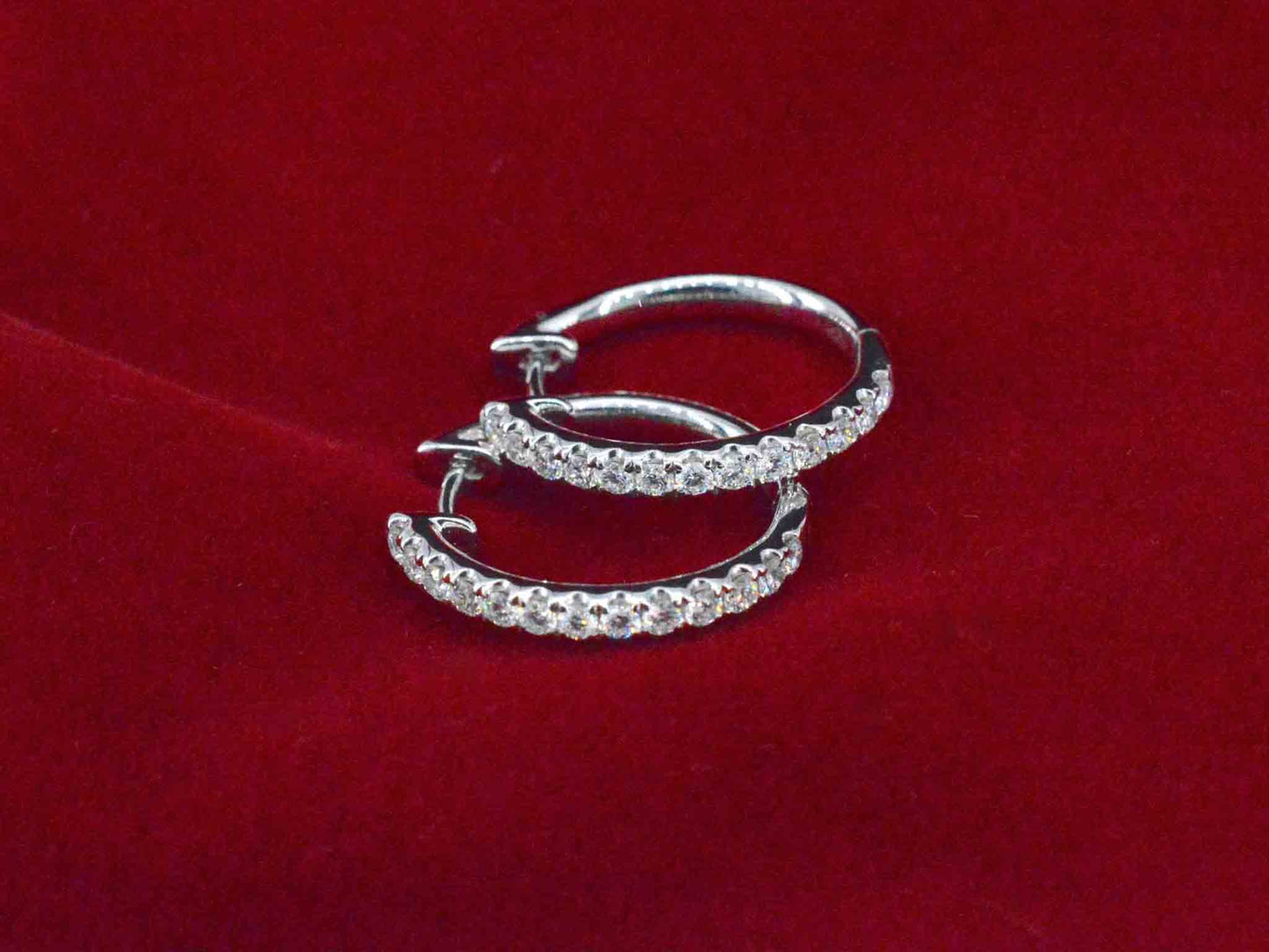 Witgouden oorhangers met 26 diamanten