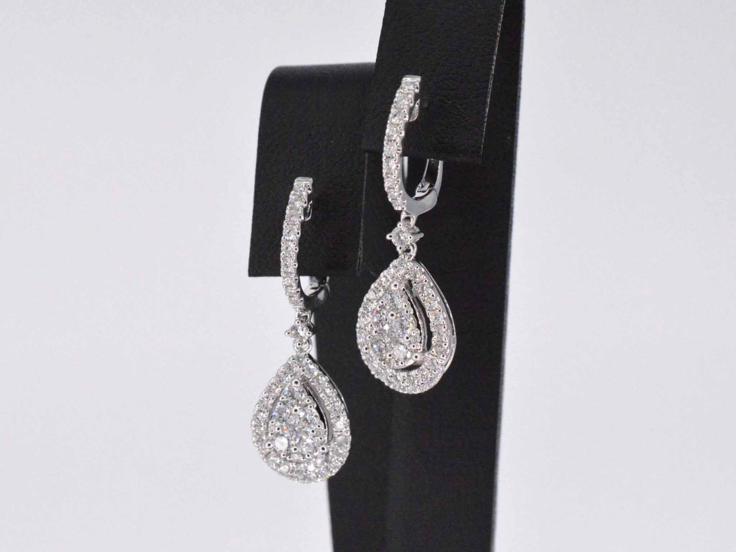 Tropfenförmige Ohrringe mit Brillanten