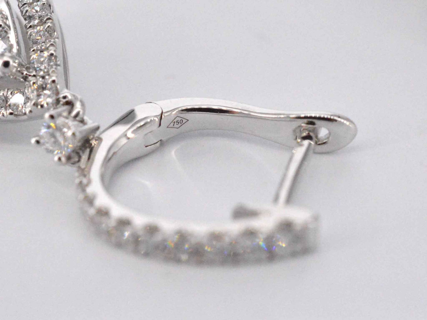 Tropfenförmige Ohrringe mit Brillanten