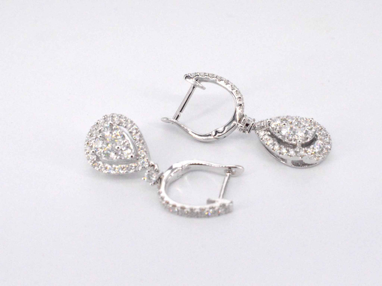 Tropfenförmige Ohrringe mit Brillanten