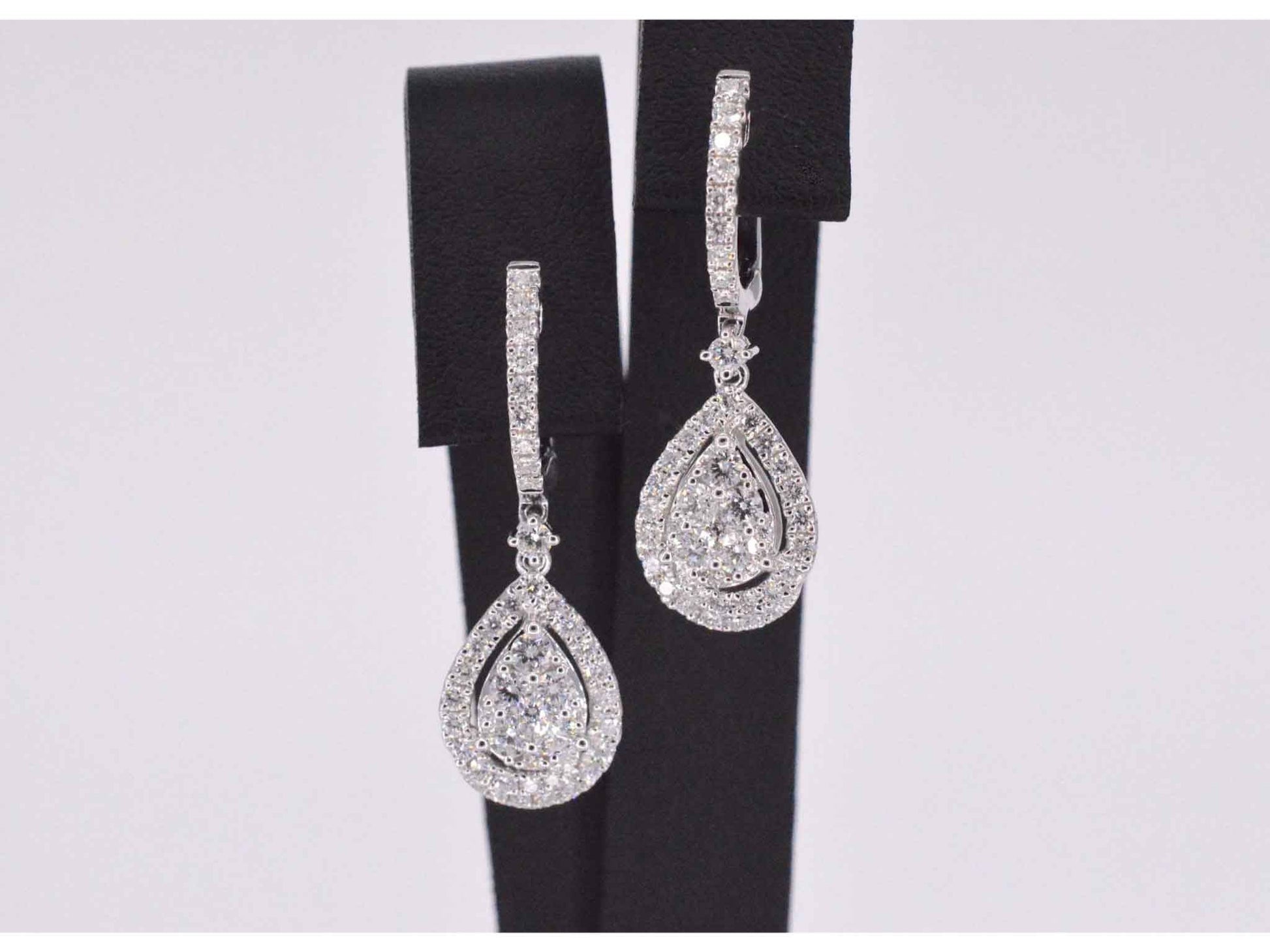 Druppelvormige oorhangers met briljant geslepen diamanten