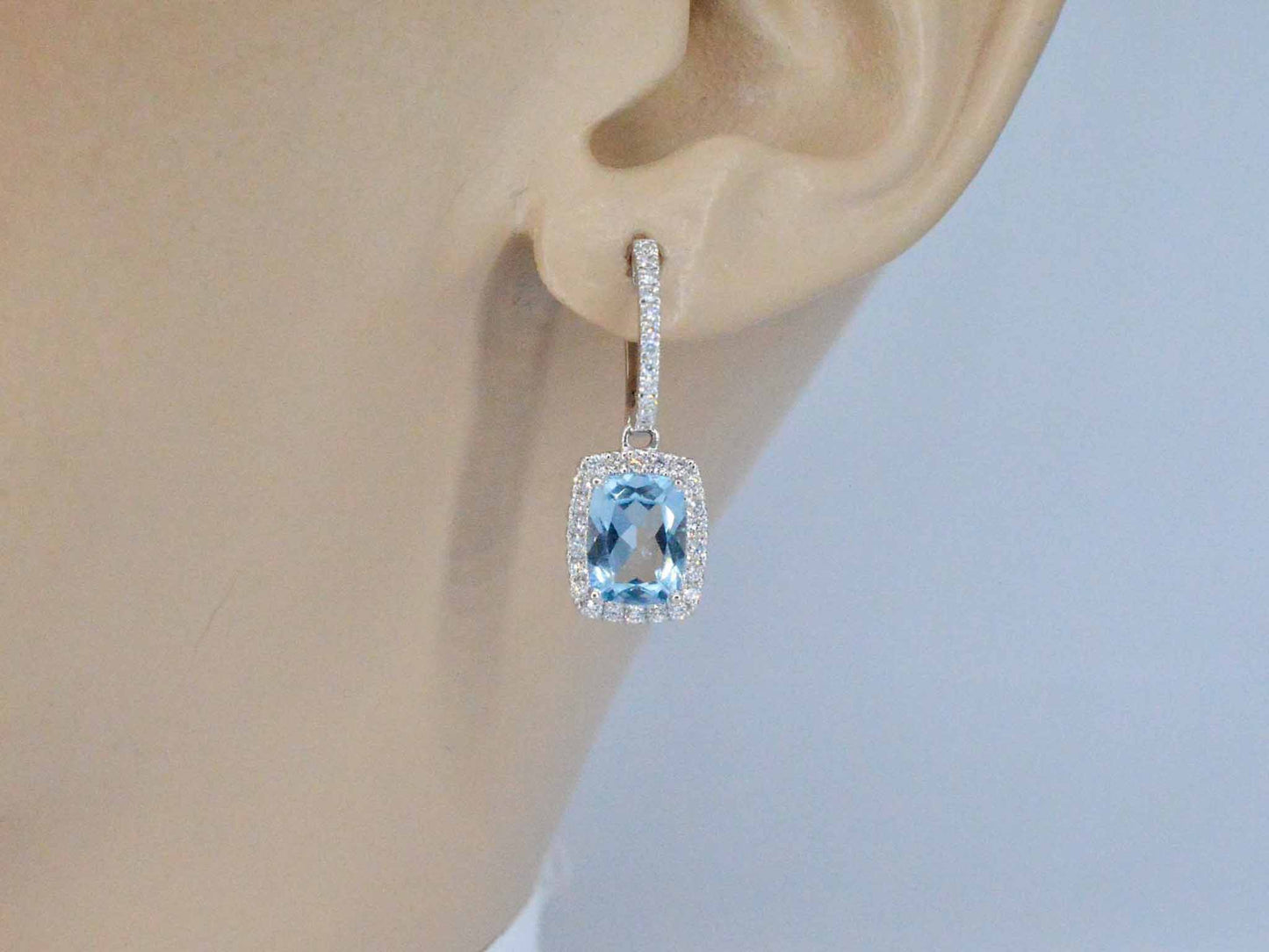 Witgouden entourage oorbellen met grote topazen en diamanten