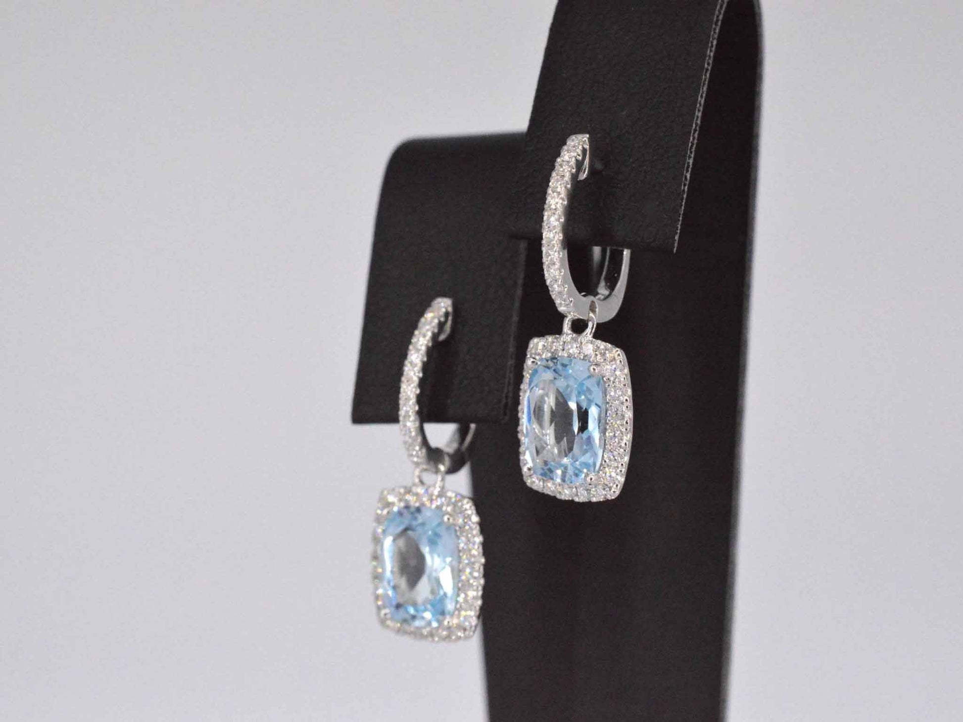 Witgouden entourage oorbellen met grote topazen en diamanten 1145-1