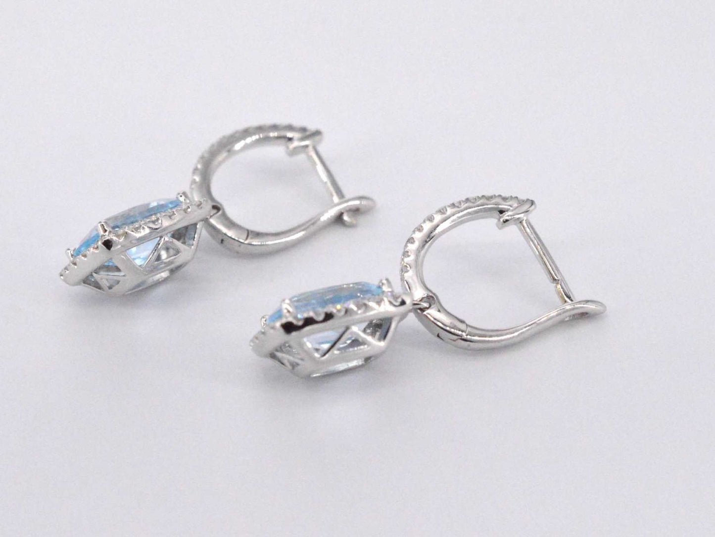 Witgouden entourage oorbellen met grote topazen en diamanten 1145-4