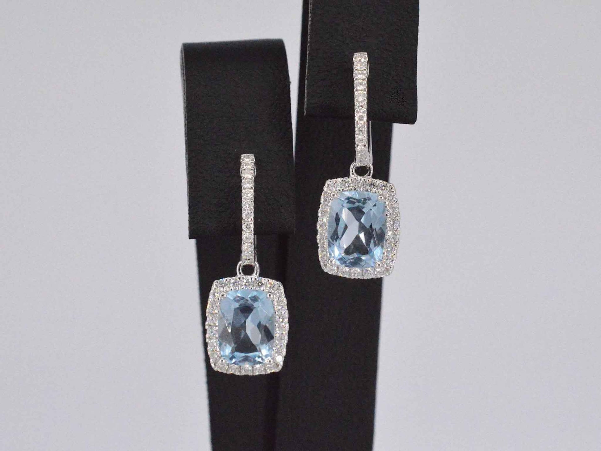 Witgouden entourage oorbellen met grote topazen en diamanten 1145-6