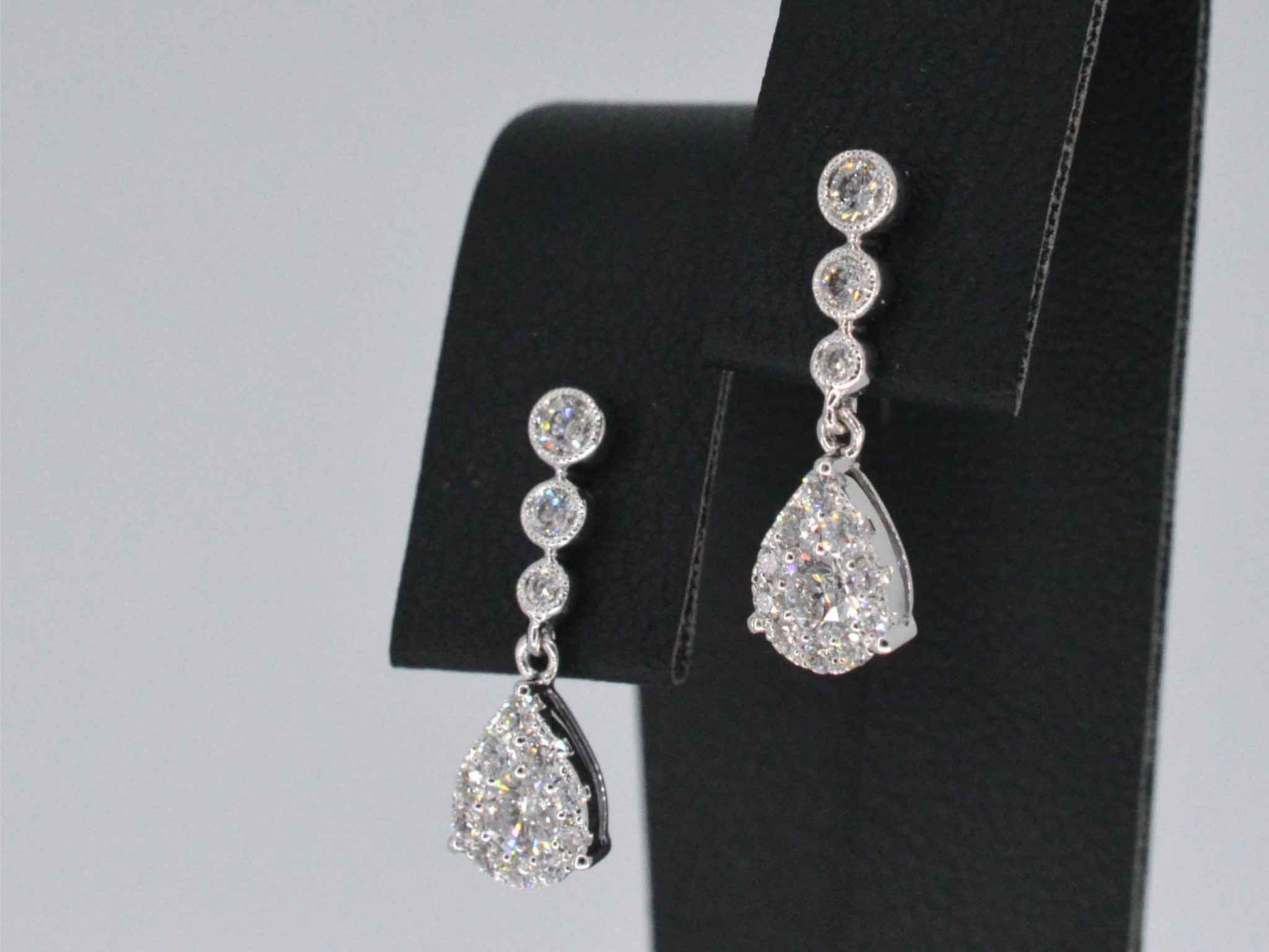 Witgouden druppelvormige oorhangers met diamanten 1147-1