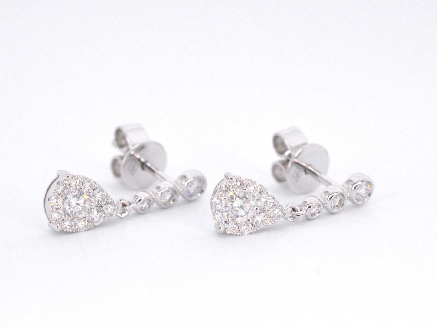 Witgouden druppelvormige oorhangers met diamanten 1147-4