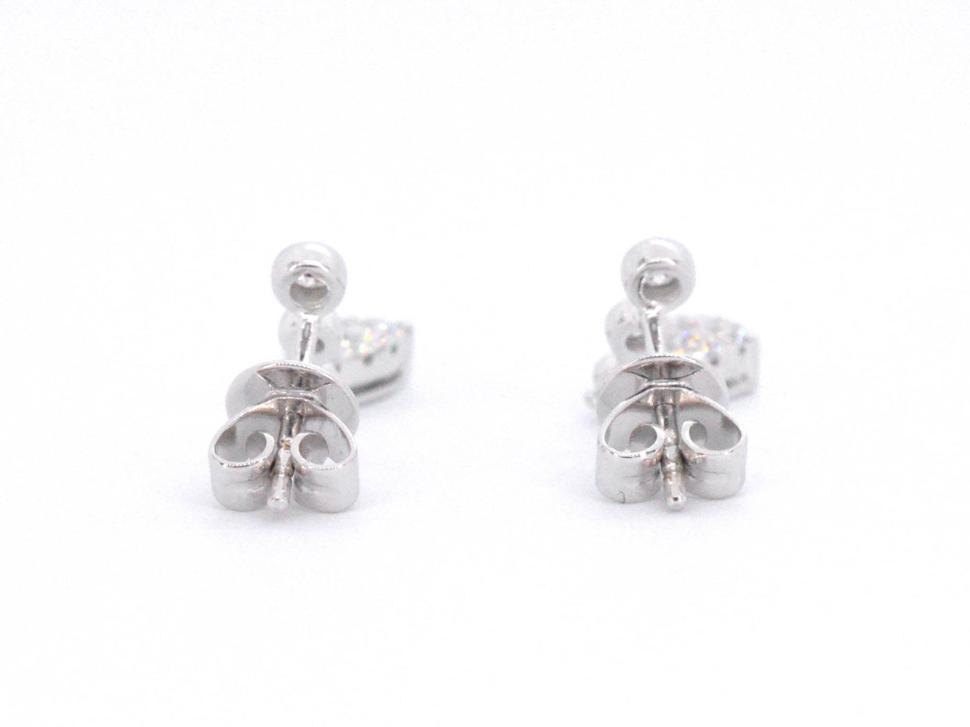 Witgouden druppelvormige oorhangers met diamanten 1147-5