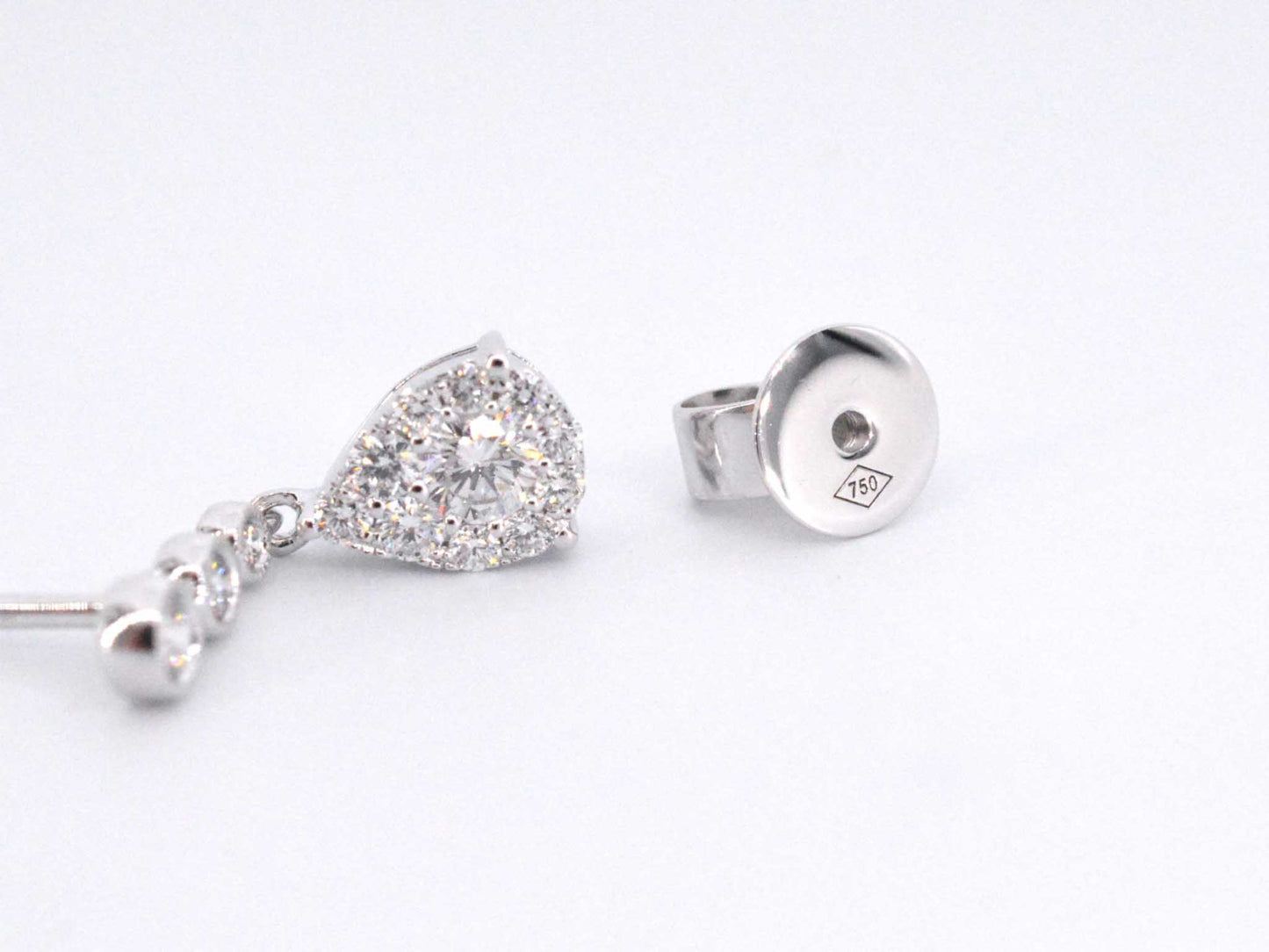 Witgouden druppelvormige oorhangers met diamanten 1147-6