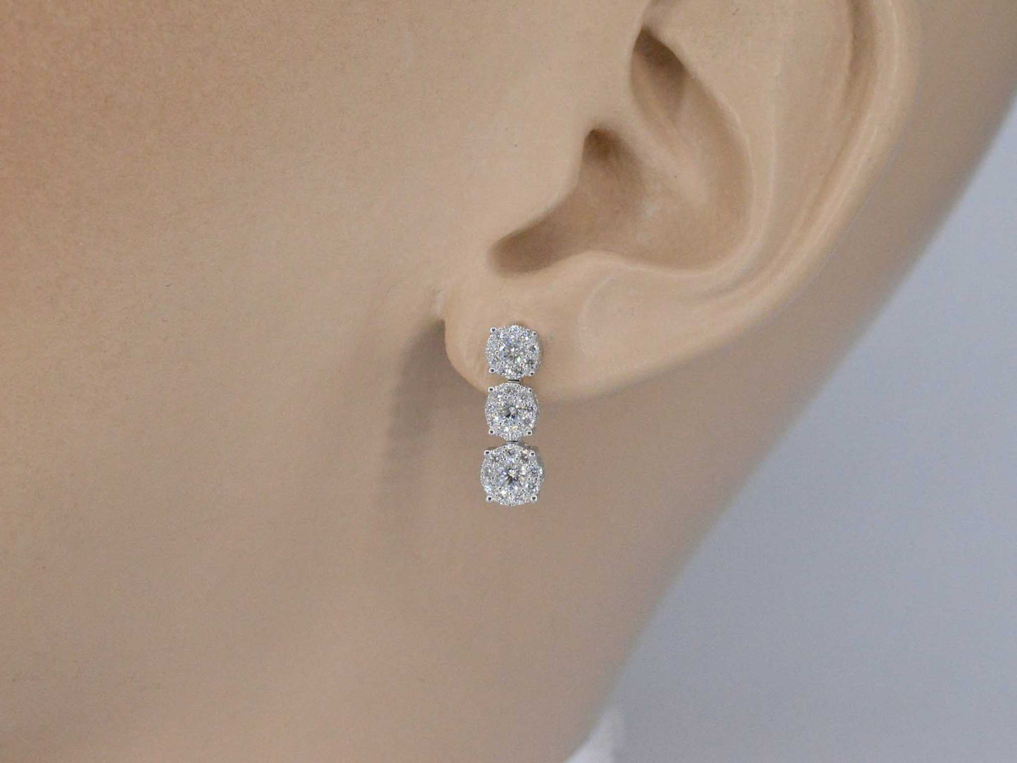 Earrings with three chatons of diamonds