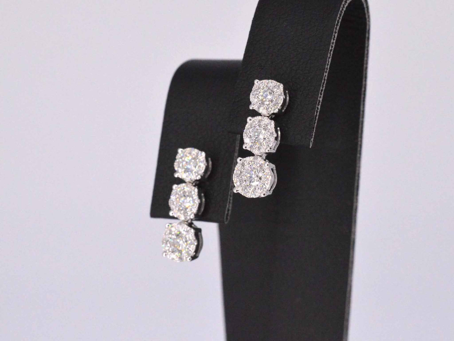 Earrings with three chatons of diamonds